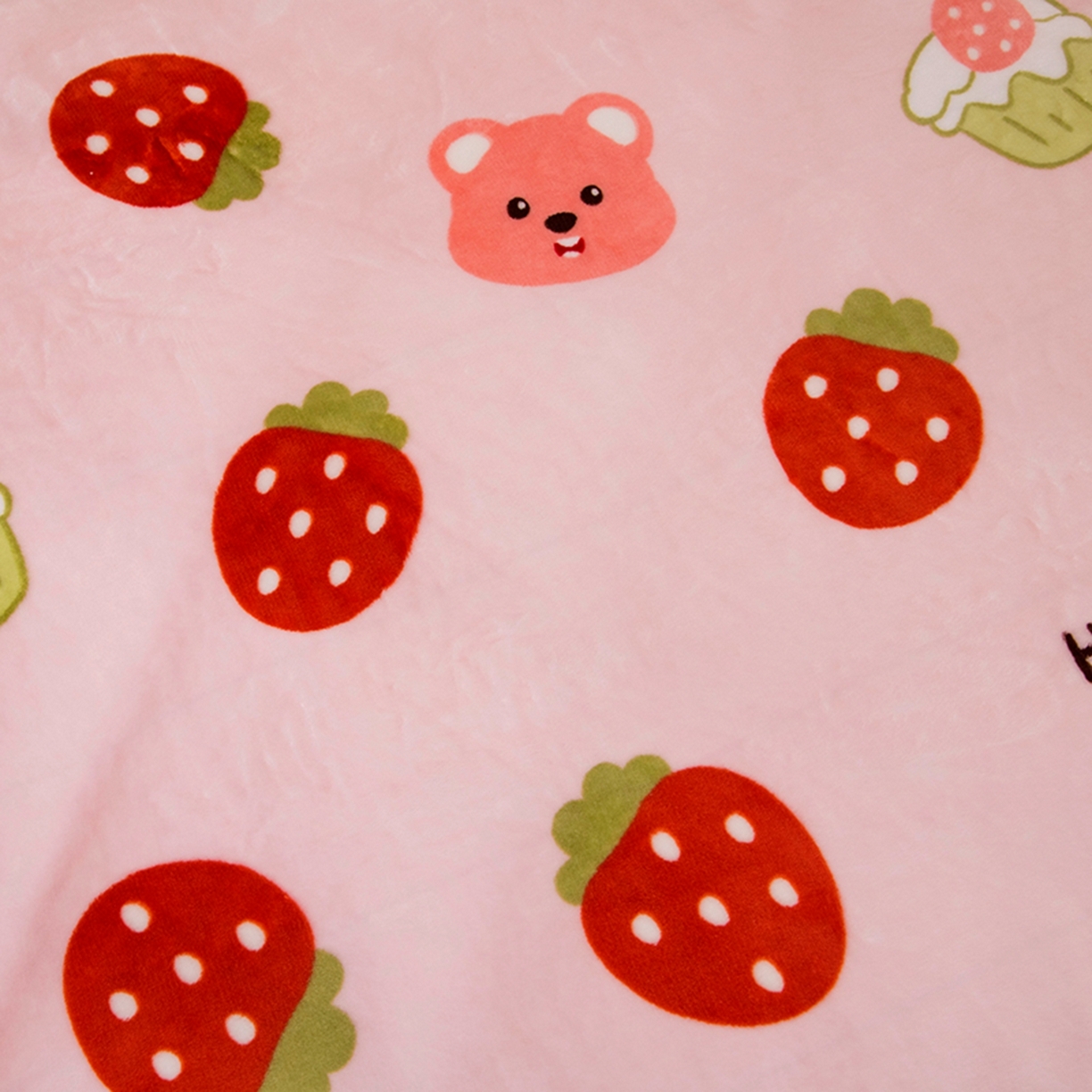 91家纺网 家纺一手货源 找家纺 萌宝家纺 2025新款加厚儿童牛奶绒被套幼儿园保暖三件套 可爱草莓