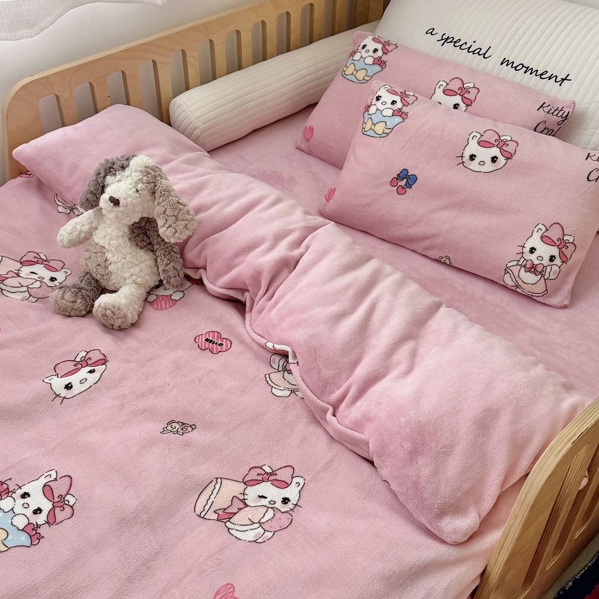 91家纺网 家纺一手货源 找家纺 萌宝家纺 2025新款加厚儿童牛奶绒被套幼儿园保暖三件套 粉色小猫