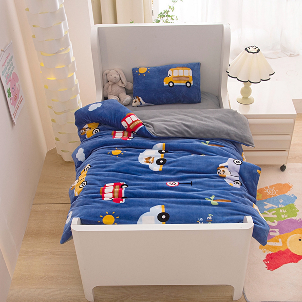 91家纺网 家纺一手货源 找家纺 萌宝家纺 2025新款加厚儿童牛奶绒被套幼儿园保暖三件套 汽车-蓝灰