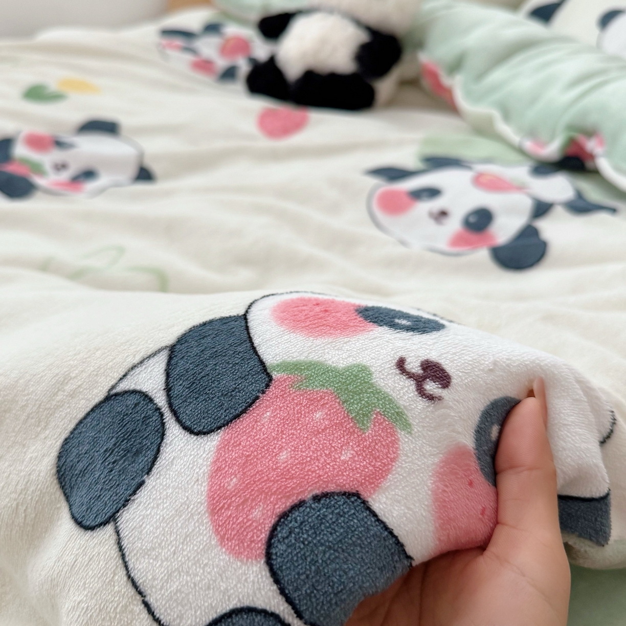 91家纺网 家纺一手货源 找家纺 萌宝家纺 2025新款加厚儿童牛奶绒被套幼儿园保暖三件套 调皮熊猫