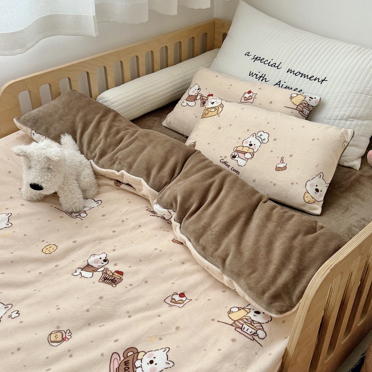 91家纺网 家纺一手货源 找家纺 萌宝家纺 2025新款加厚儿童牛奶绒被套幼儿园保暖三件套 小熊奶咖