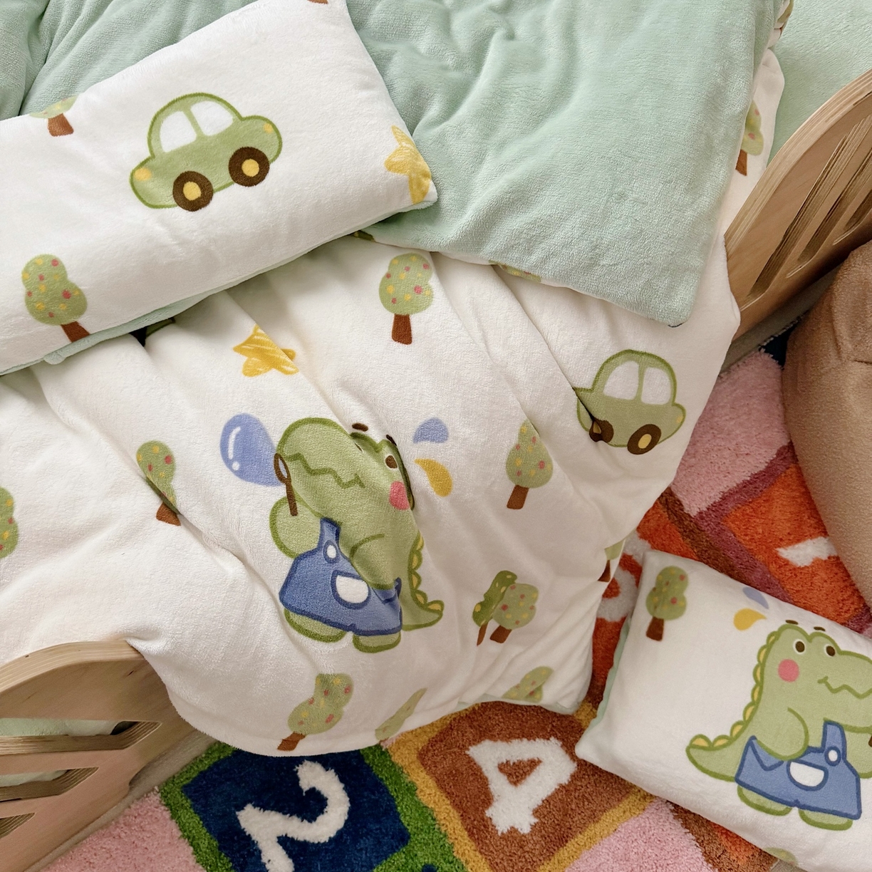 91家纺网 家纺一手货源 找家纺 萌宝家纺 2025新款加厚儿童牛奶绒被套幼儿园保暖三件套 恐龙奇奇