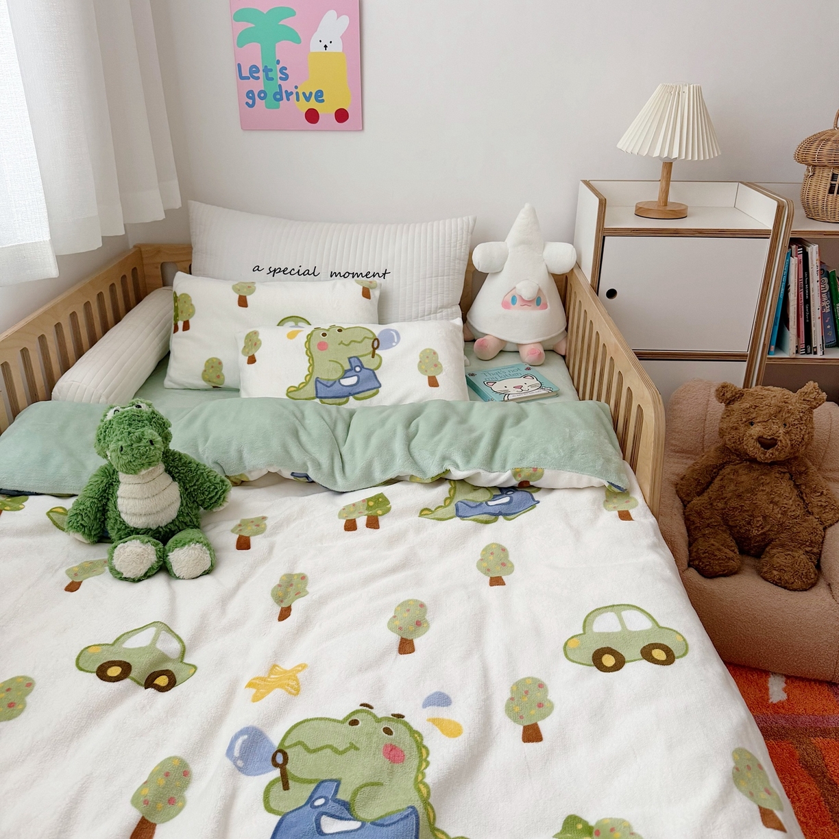 91家纺网 家纺一手货源 找家纺 萌宝家纺 2025新款加厚儿童牛奶绒被套幼儿园保暖三件套 恐龙奇奇