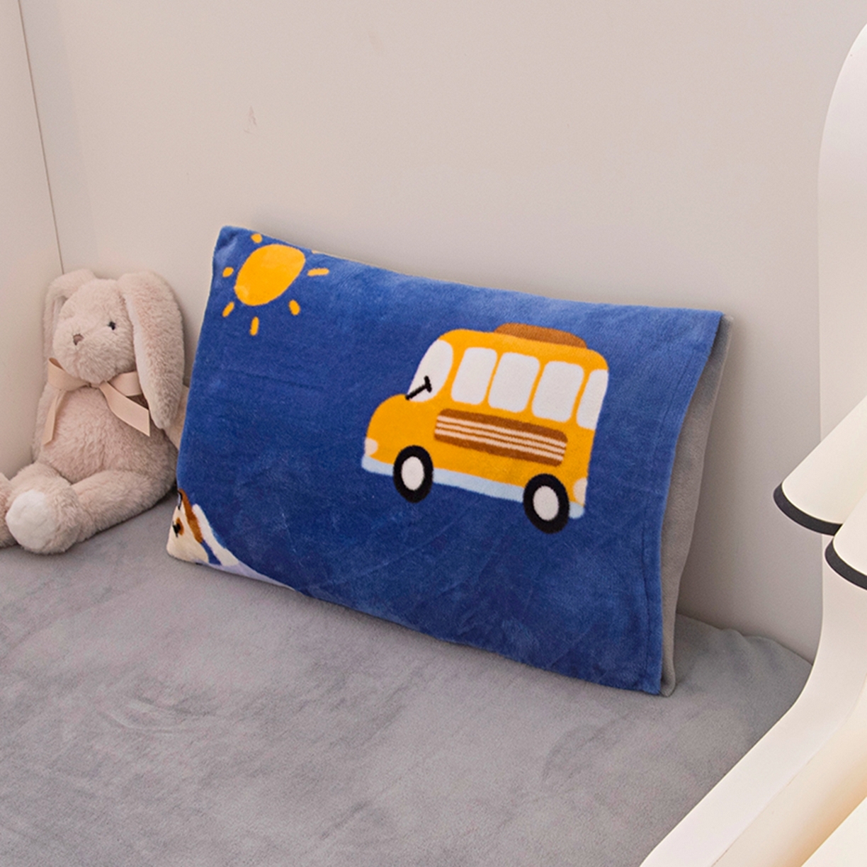 91家纺网 家纺一手货源 找家纺 萌宝家纺 2025新款加厚儿童牛奶绒被套幼儿园保暖三件套 汽车-蓝灰