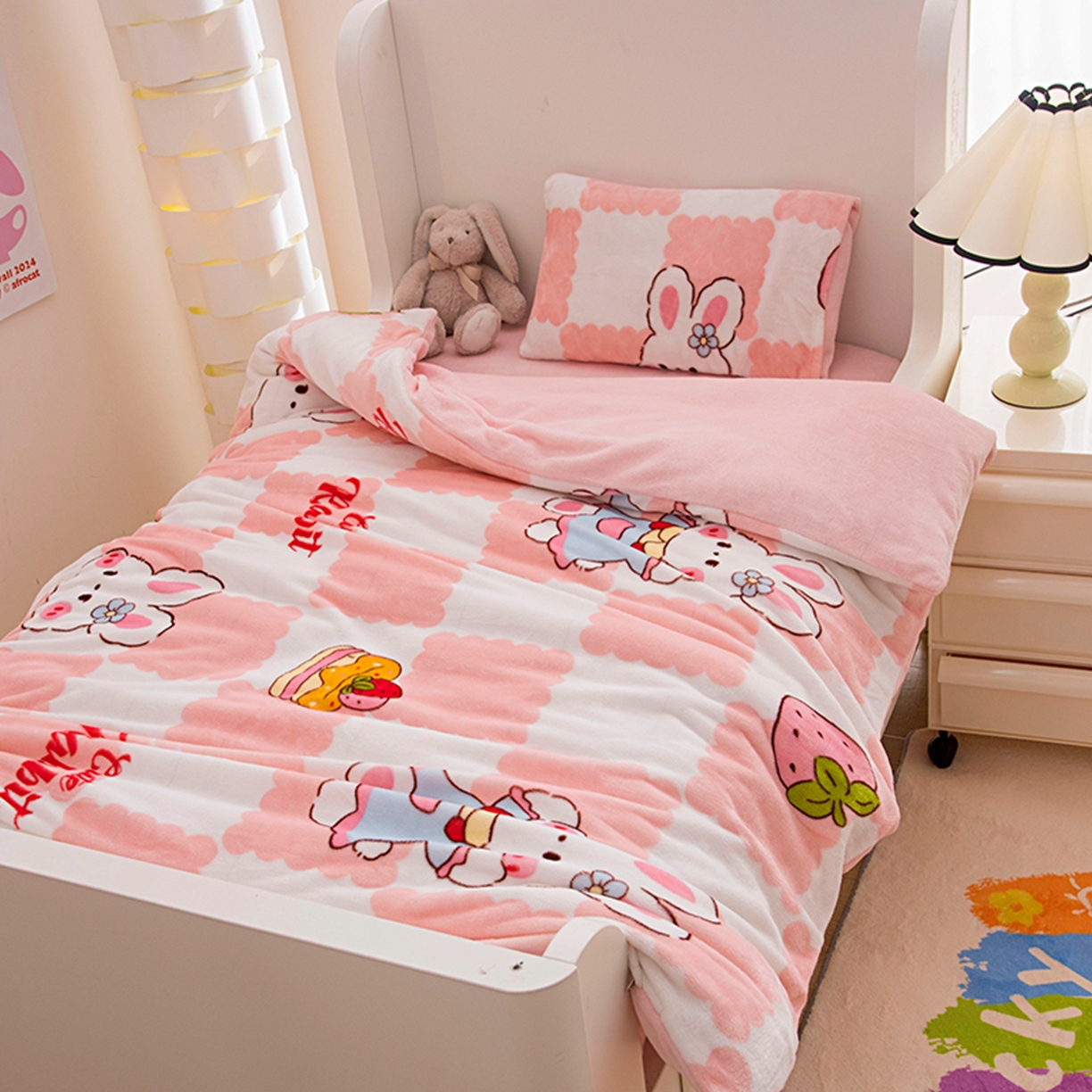 91家纺网 家纺一手货源 找家纺 萌宝家纺 2025新款加厚儿童牛奶绒被套幼儿园保暖三件套 蛋糕兔子