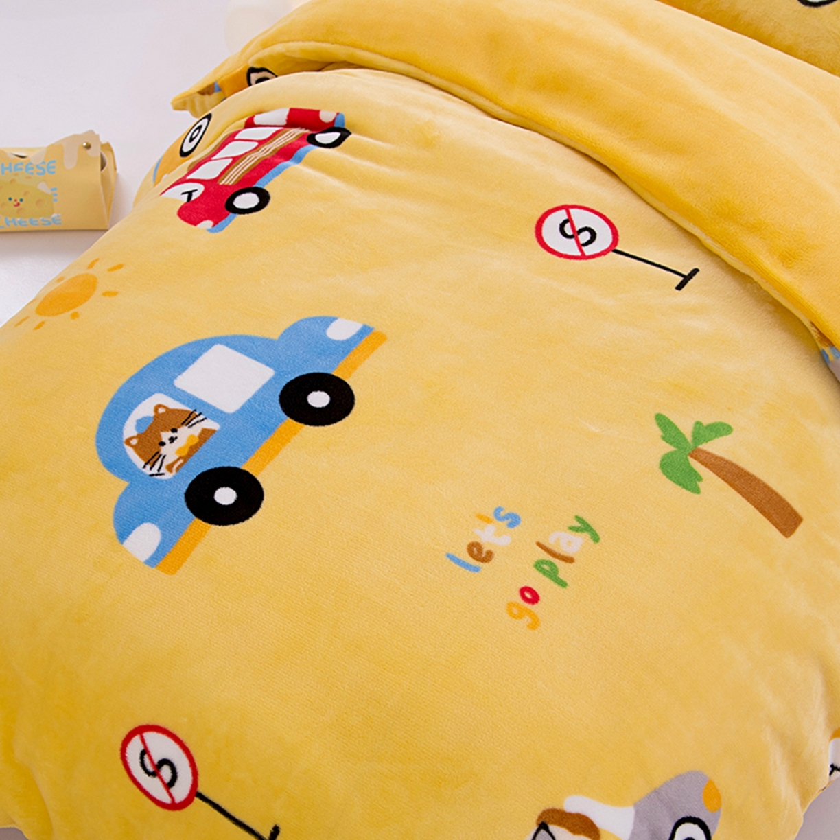 91家纺网 家纺一手货源 找家纺 萌宝家纺 2025新款加厚儿童牛奶绒被套幼儿园保暖三件套 汽车-黄