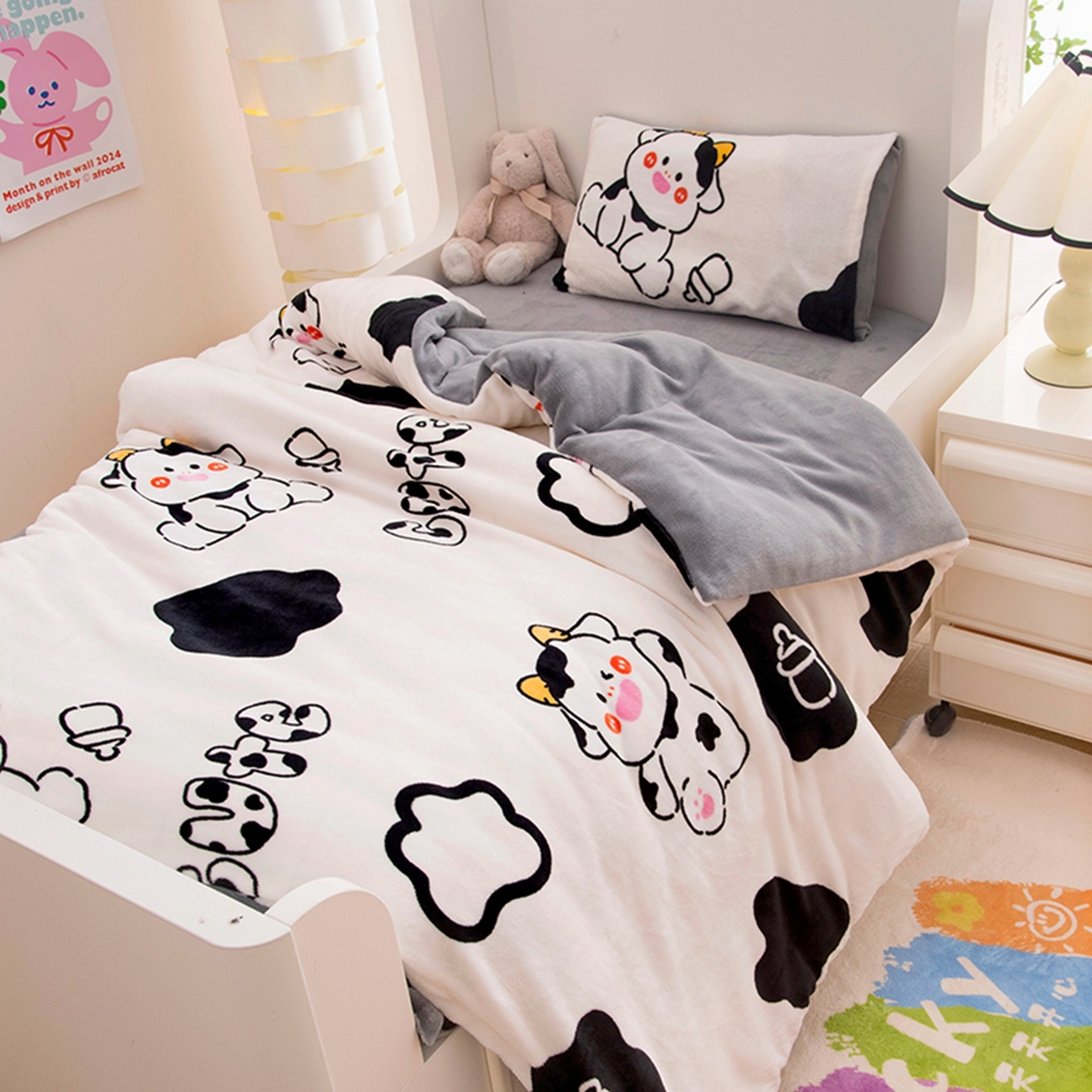 91家纺网 家纺一手货源 找家纺 萌宝家纺 2025新款加厚儿童牛奶绒被套幼儿园保暖三件套 奶牛