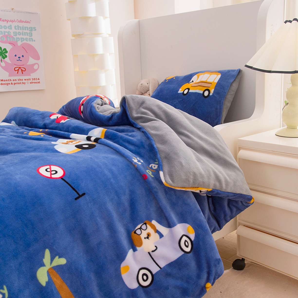 91家纺网 家纺一手货源 找家纺 萌宝家纺 2025新款加厚儿童牛奶绒被套幼儿园保暖三件套 汽车-蓝灰