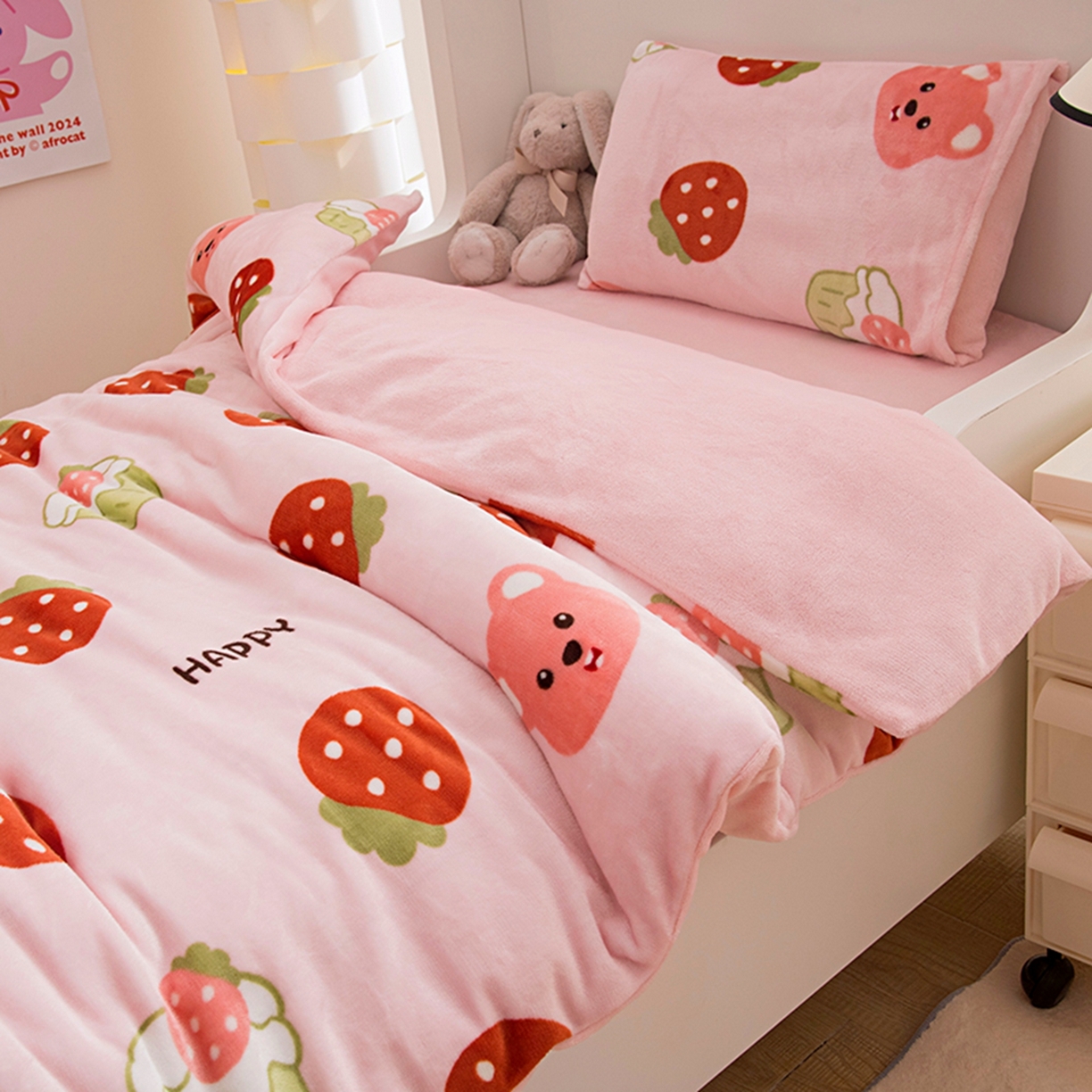 91家纺网 家纺一手货源 找家纺 萌宝家纺 2025新款加厚儿童牛奶绒被套幼儿园保暖三件套 可爱草莓