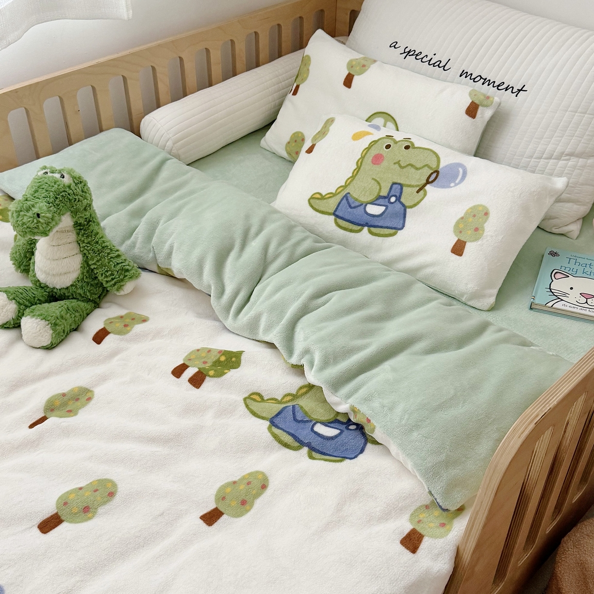 91家纺网 家纺一手货源 找家纺 萌宝家纺 2025新款加厚儿童牛奶绒被套幼儿园保暖三件套 恐龙奇奇
