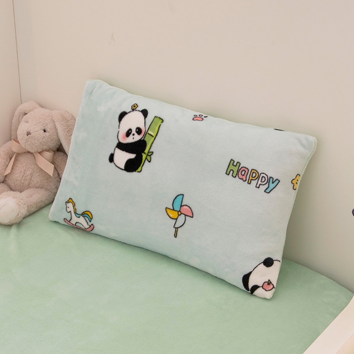 91家纺网 家纺一手货源 找家纺 萌宝家纺 2025新款加厚儿童牛奶绒被套幼儿园保暖三件套 小熊猫