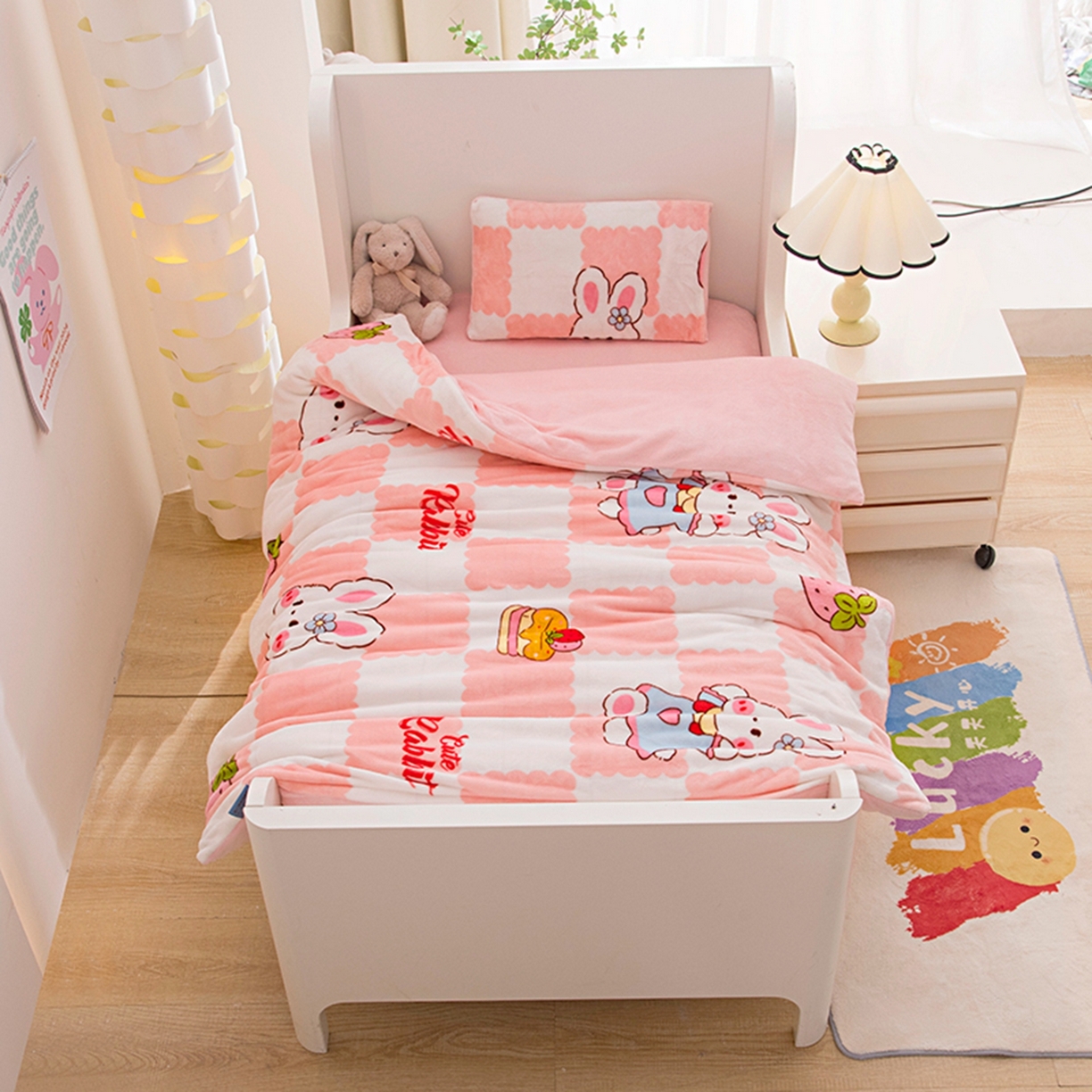 91家纺网 家纺一手货源 找家纺 萌宝家纺 2025新款加厚儿童牛奶绒被套幼儿园保暖三件套 蛋糕兔子