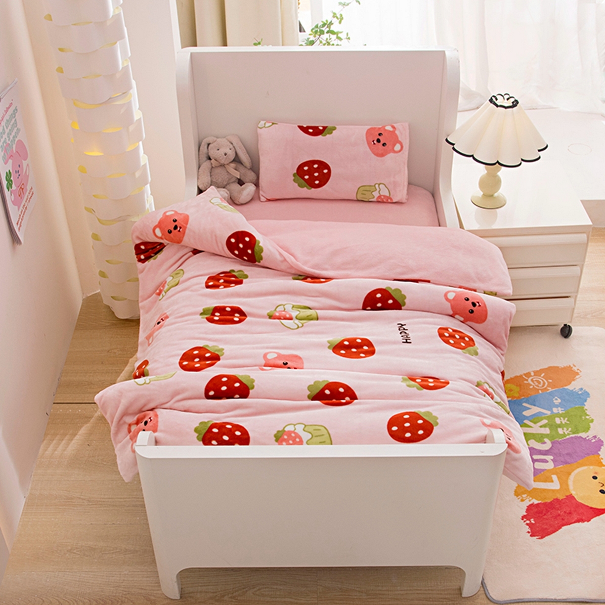 91家纺网 家纺一手货源 找家纺 萌宝家纺 2025新款加厚儿童牛奶绒被套幼儿园保暖三件套 可爱草莓