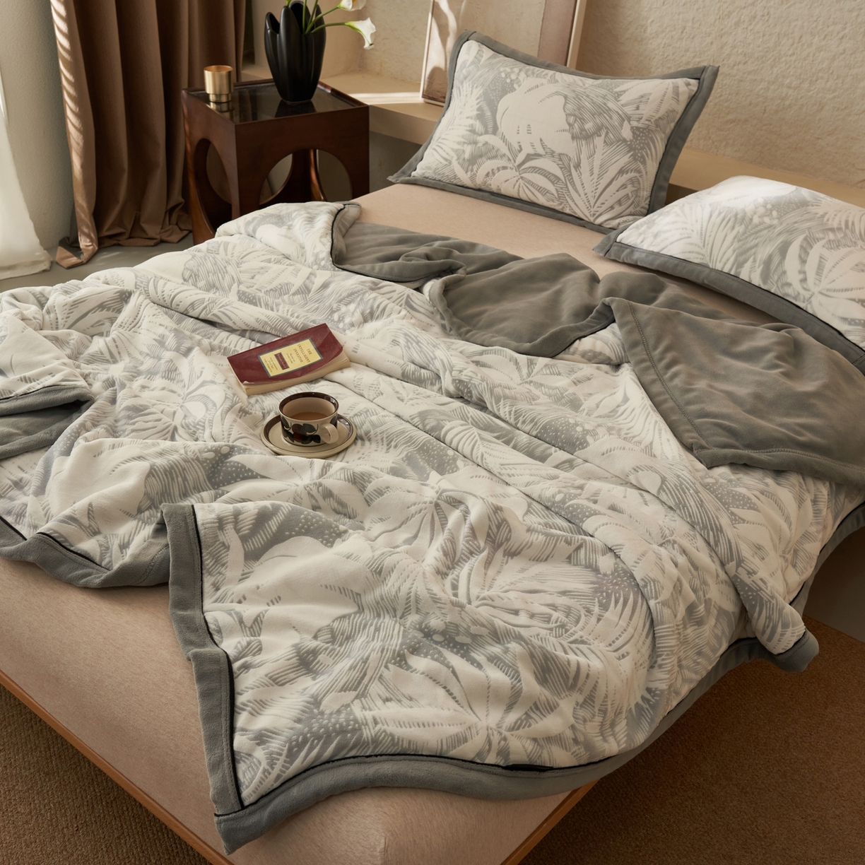 91家纺网 家纺一手货源 找家纺 寐绸家纺 2025新款230g牛奶绒染色雕花功能毛毯 雕花功能毯-漫步花庭