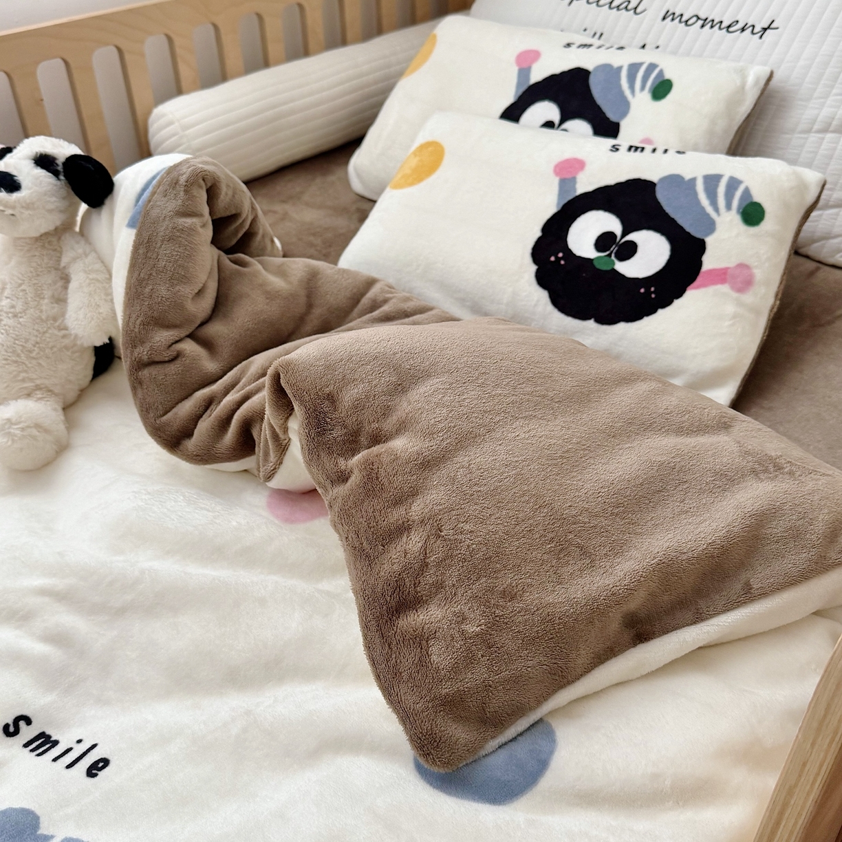 91家纺网 家纺一手货源 找家纺 萌宝家纺 2025新款加厚儿童牛奶绒被套幼儿园保暖三件套 没烦恼