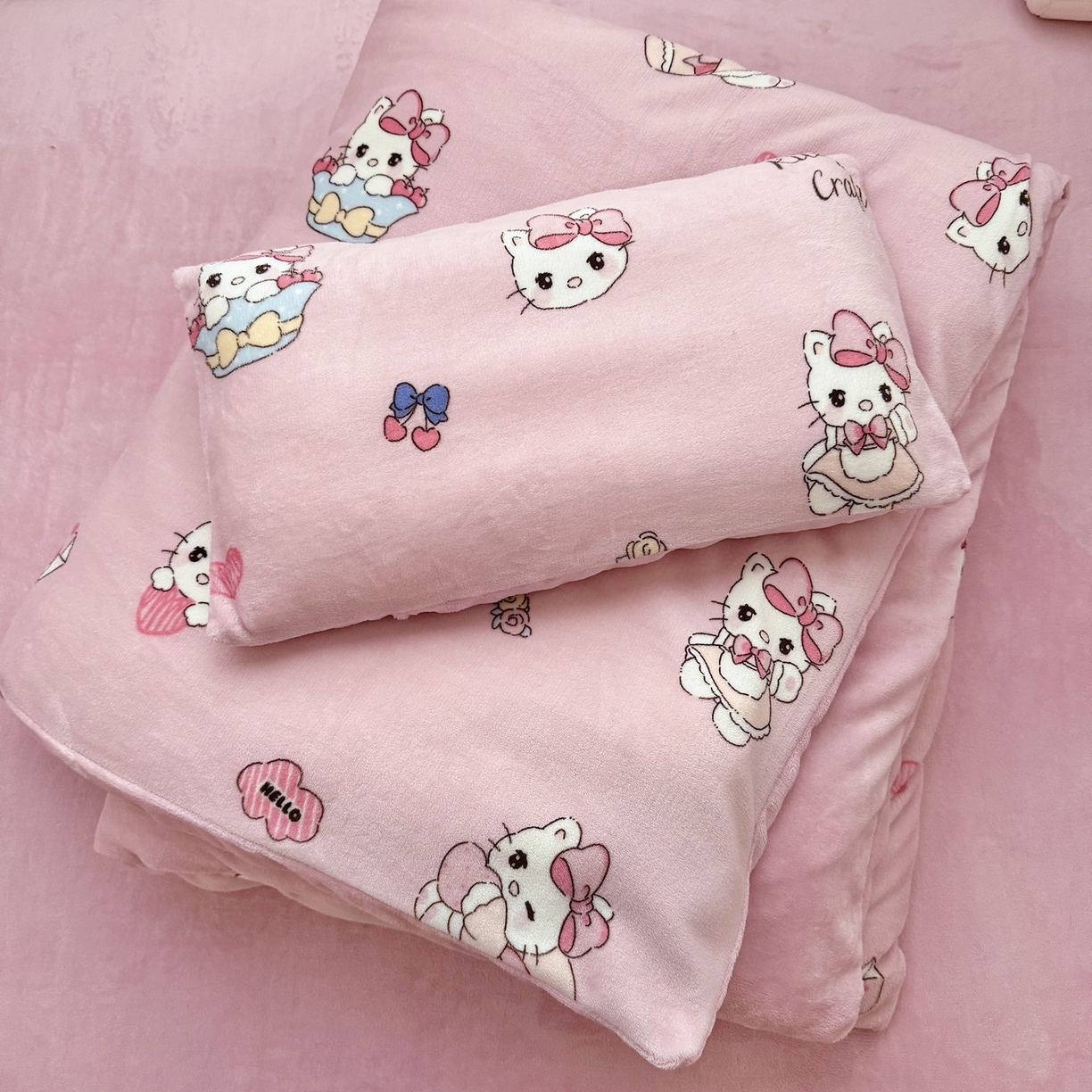 91家纺网 家纺一手货源 找家纺 萌宝家纺 2025新款加厚儿童牛奶绒被套幼儿园保暖三件套 粉色小猫