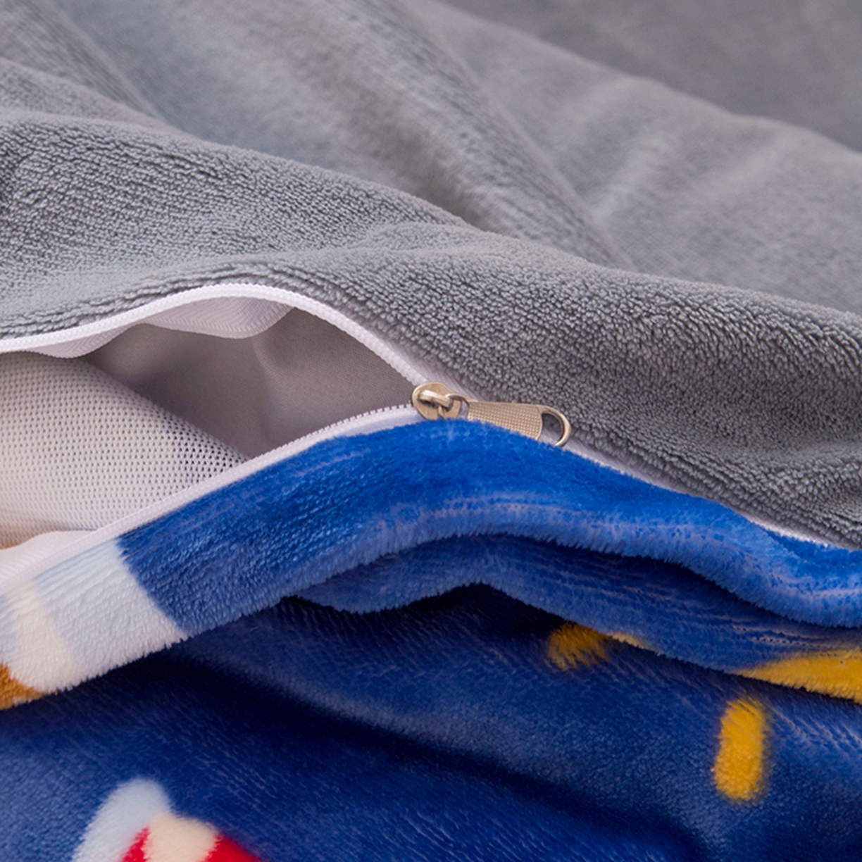 91家纺网 家纺一手货源 找家纺 萌宝家纺 2025新款加厚儿童牛奶绒被套幼儿园保暖三件套 汽车-蓝灰