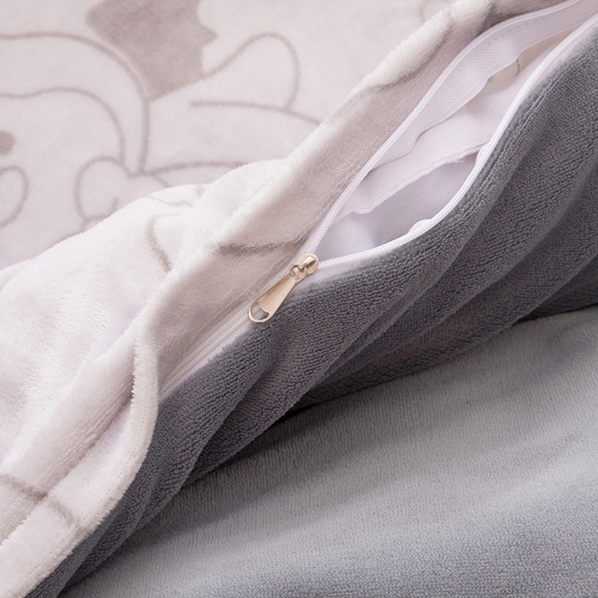 91家纺网 家纺一手货源 找家纺 萌宝家纺 2025新款加厚儿童牛奶绒被套幼儿园保暖三件套 小企鹅