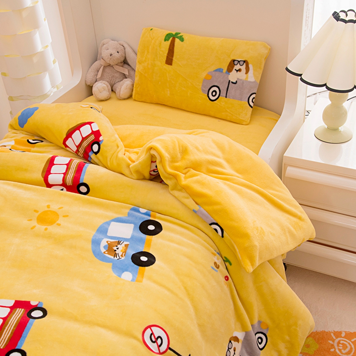 91家纺网 家纺一手货源 找家纺 萌宝家纺 2025新款加厚儿童牛奶绒被套幼儿园保暖三件套 汽车-黄