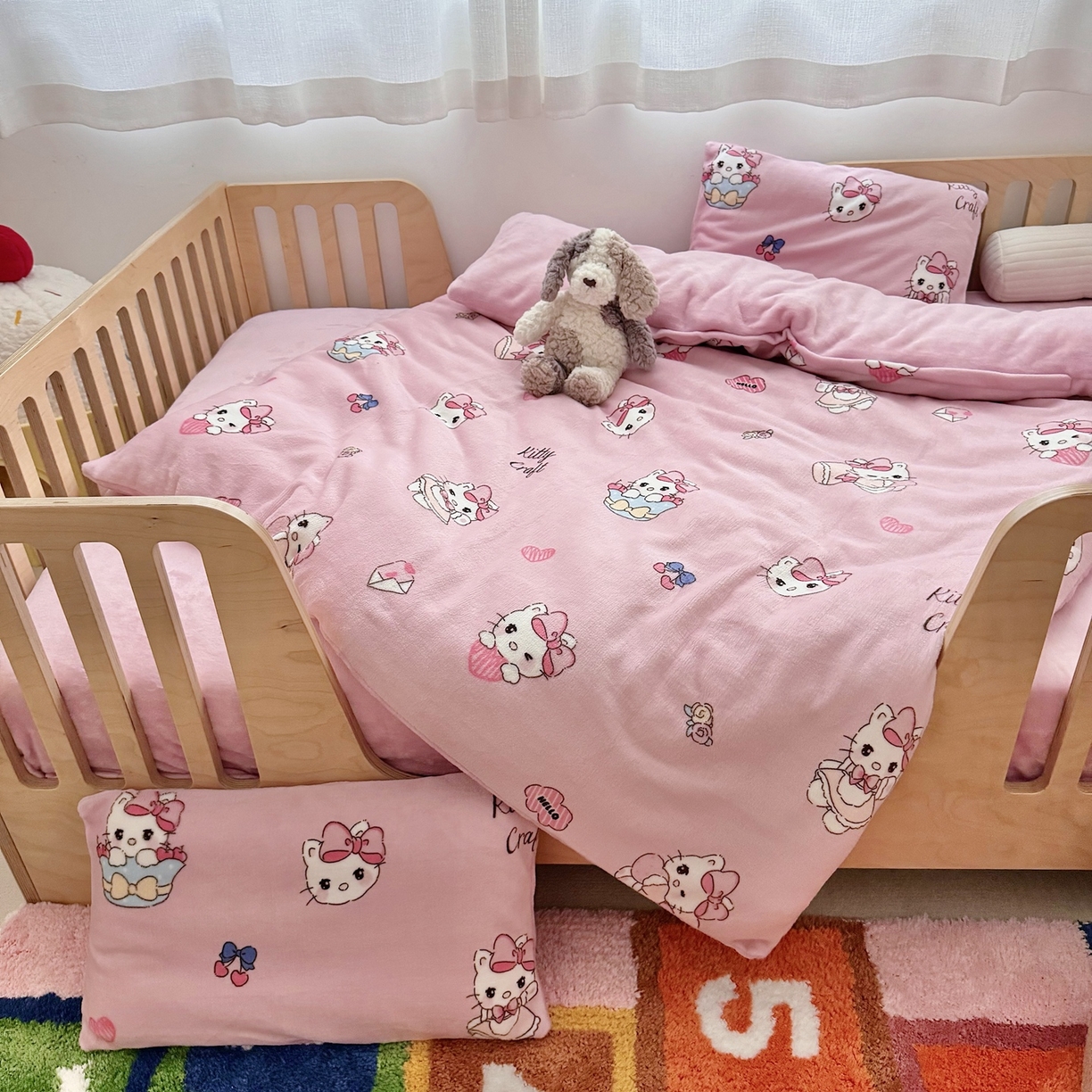 91家纺网 家纺一手货源 找家纺 萌宝家纺 2025新款加厚儿童牛奶绒被套幼儿园保暖三件套 粉色小猫
