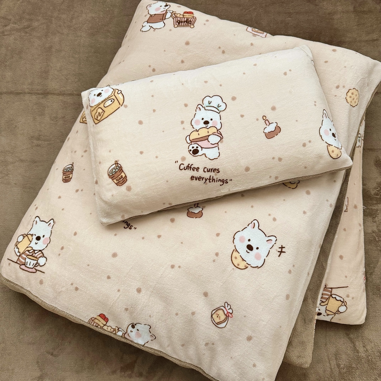 91家纺网 家纺一手货源 找家纺 萌宝家纺 2025新款加厚儿童牛奶绒被套幼儿园保暖三件套 小熊奶咖