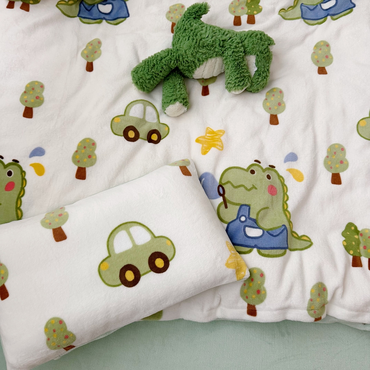 91家纺网 家纺一手货源 找家纺 萌宝家纺 2025新款加厚儿童牛奶绒被套幼儿园保暖三件套 恐龙奇奇