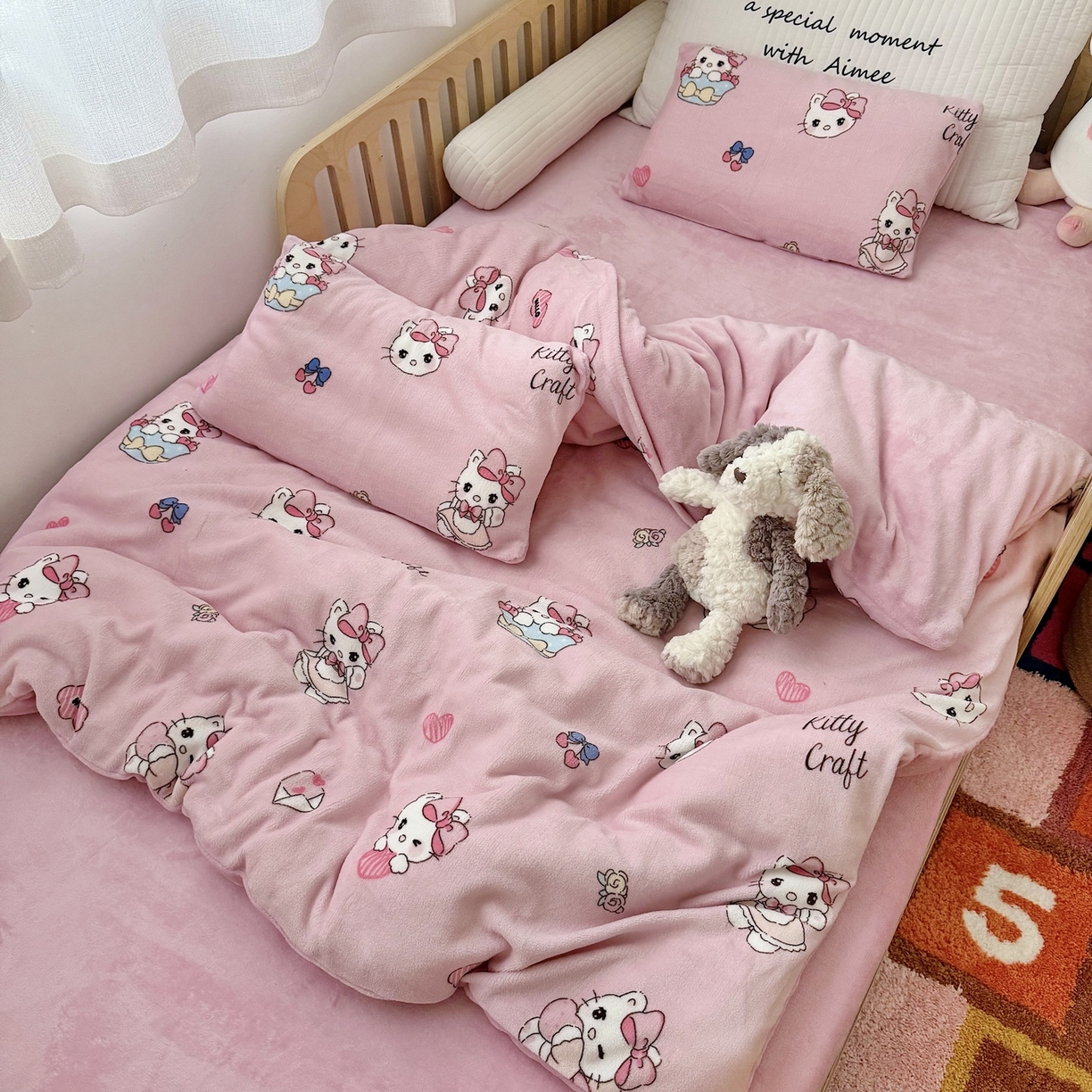 91家纺网 家纺一手货源 找家纺 萌宝家纺 2025新款加厚儿童牛奶绒被套幼儿园保暖三件套 粉色小猫