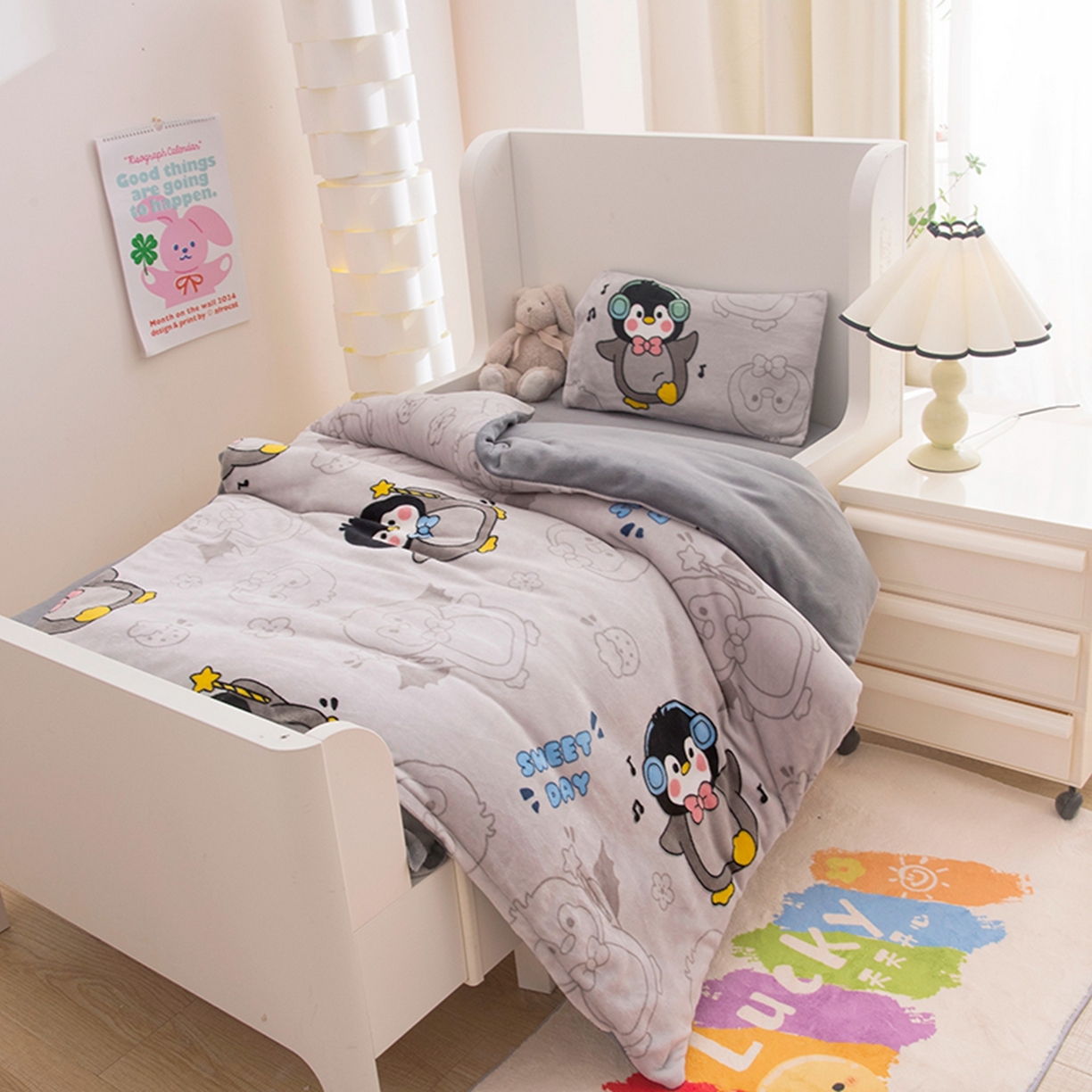 91家纺网 家纺一手货源 找家纺 萌宝家纺 2025新款加厚儿童牛奶绒被套幼儿园保暖三件套 小企鹅