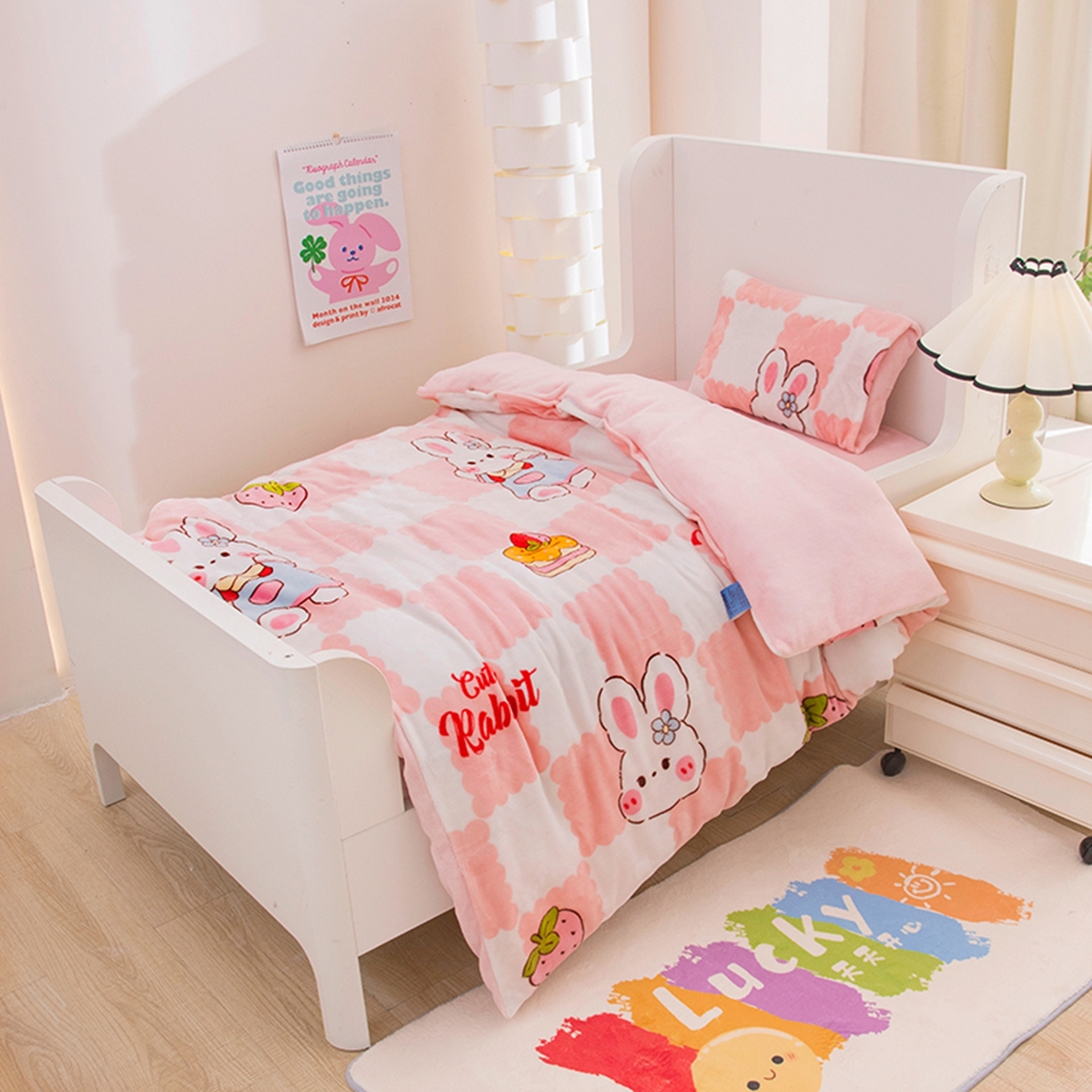 91家纺网 家纺一手货源 找家纺 萌宝家纺 2025新款加厚儿童牛奶绒被套幼儿园保暖三件套 蛋糕兔子