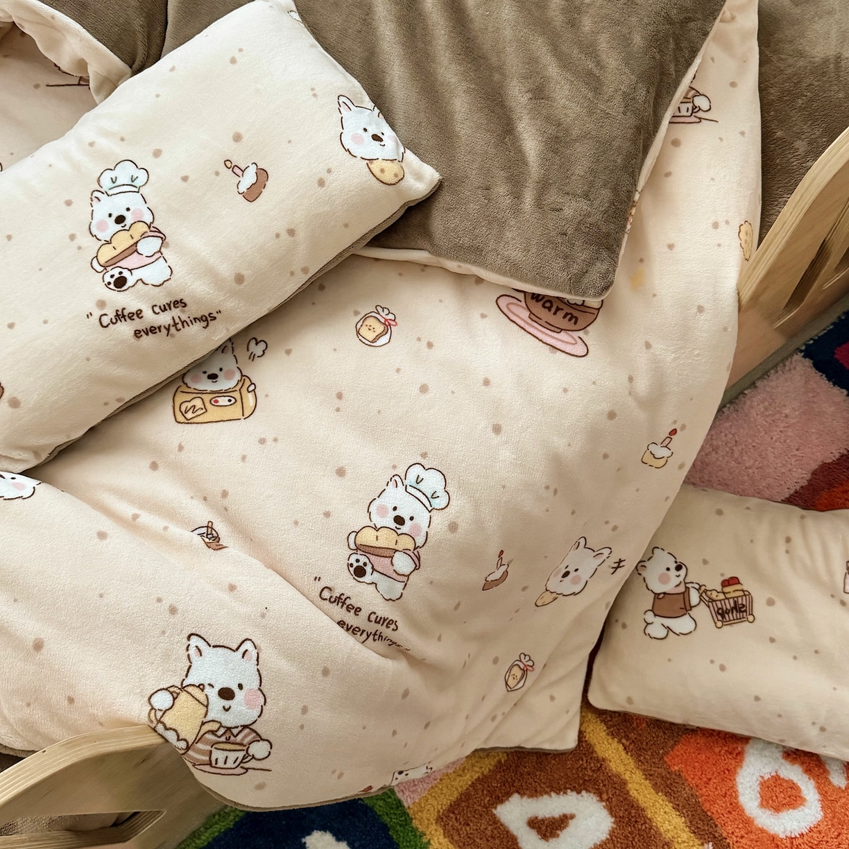 91家纺网 家纺一手货源 找家纺 萌宝家纺 2025新款加厚儿童牛奶绒被套幼儿园保暖三件套 小熊奶咖