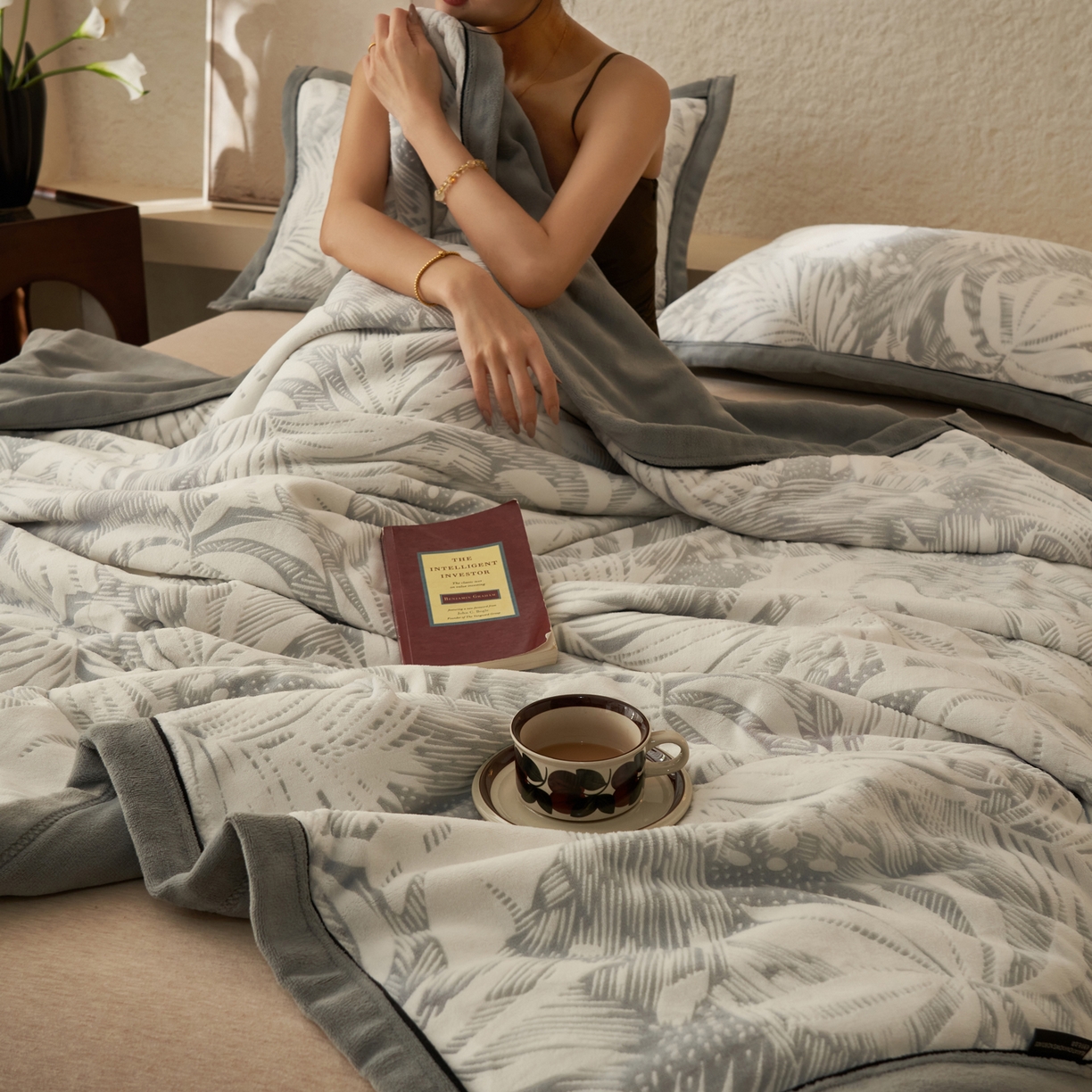 91家纺网 家纺一手货源 找家纺 寐绸家纺 2025新款230g牛奶绒染色雕花功能毛毯 雕花功能毯-漫步花庭