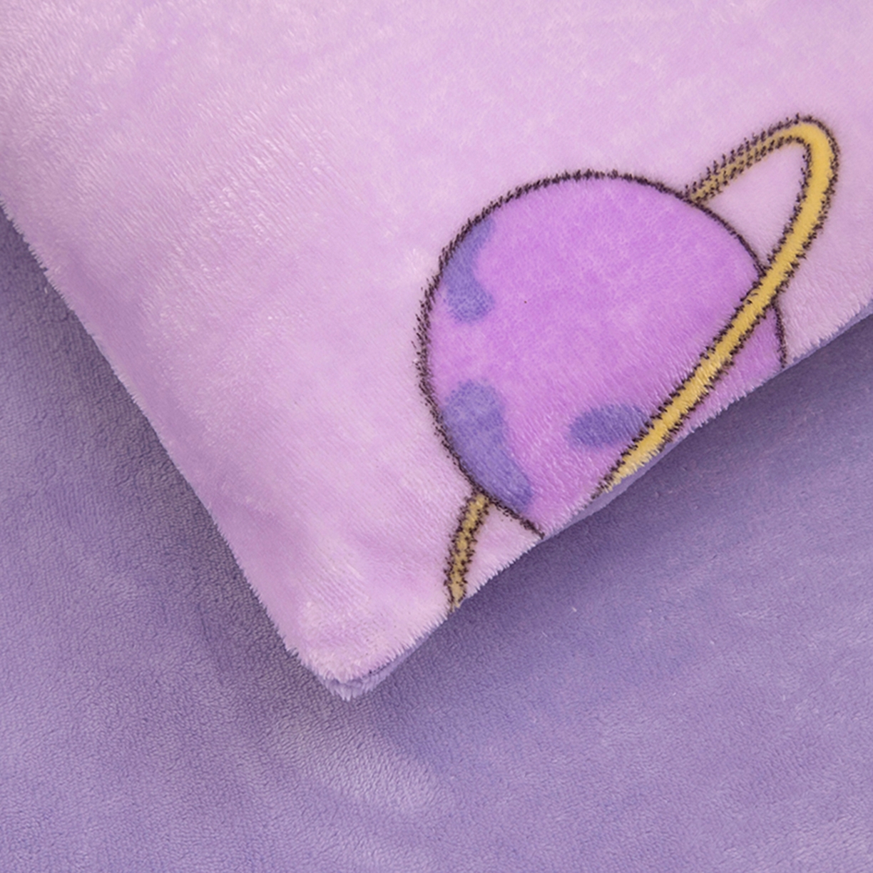 91家纺网 家纺一手货源 找家纺 萌宝家纺 2025新款加厚儿童牛奶绒被套幼儿园保暖三件套 紫色精灵