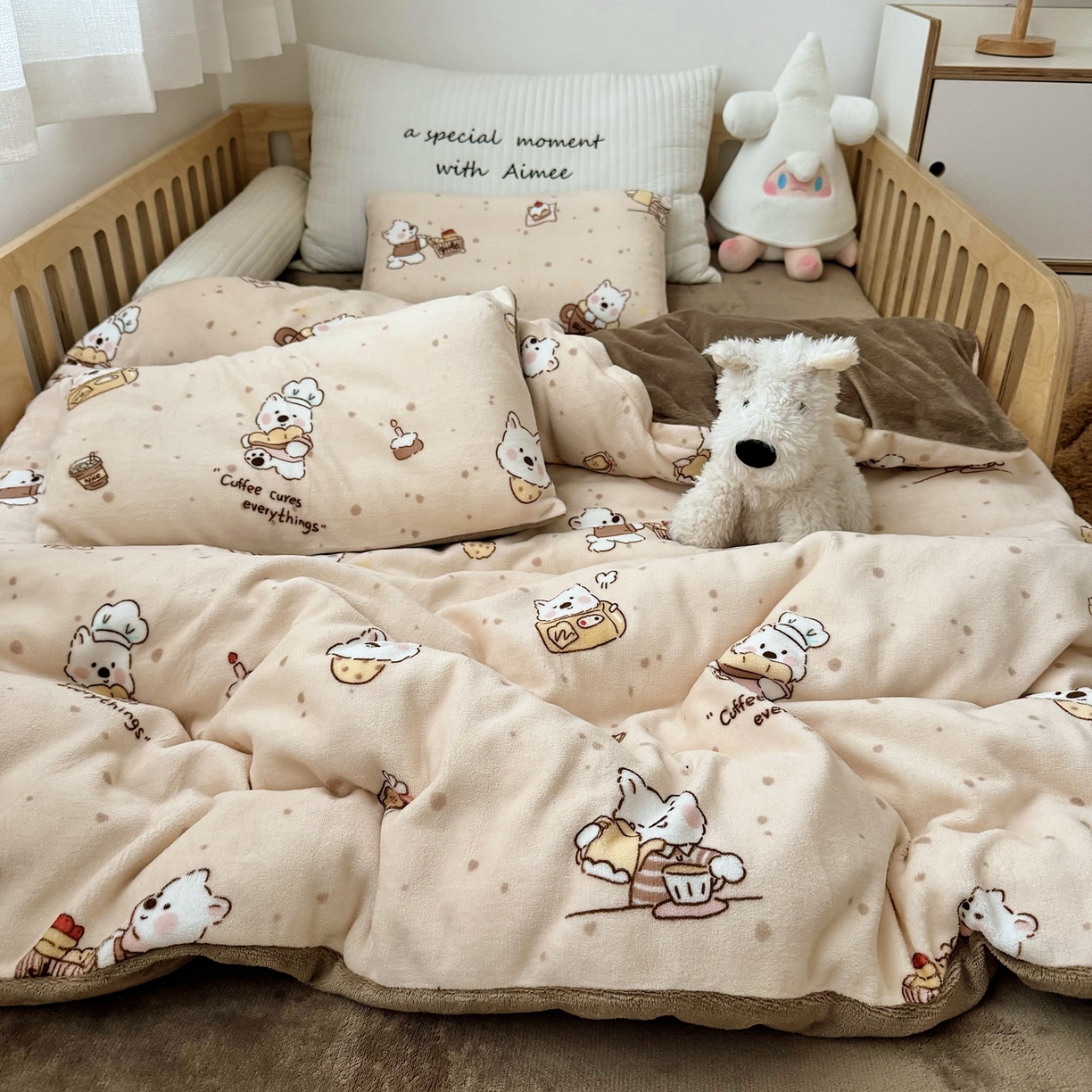 91家纺网 家纺一手货源 找家纺 萌宝家纺 2025新款加厚儿童牛奶绒被套幼儿园保暖三件套 小熊奶咖