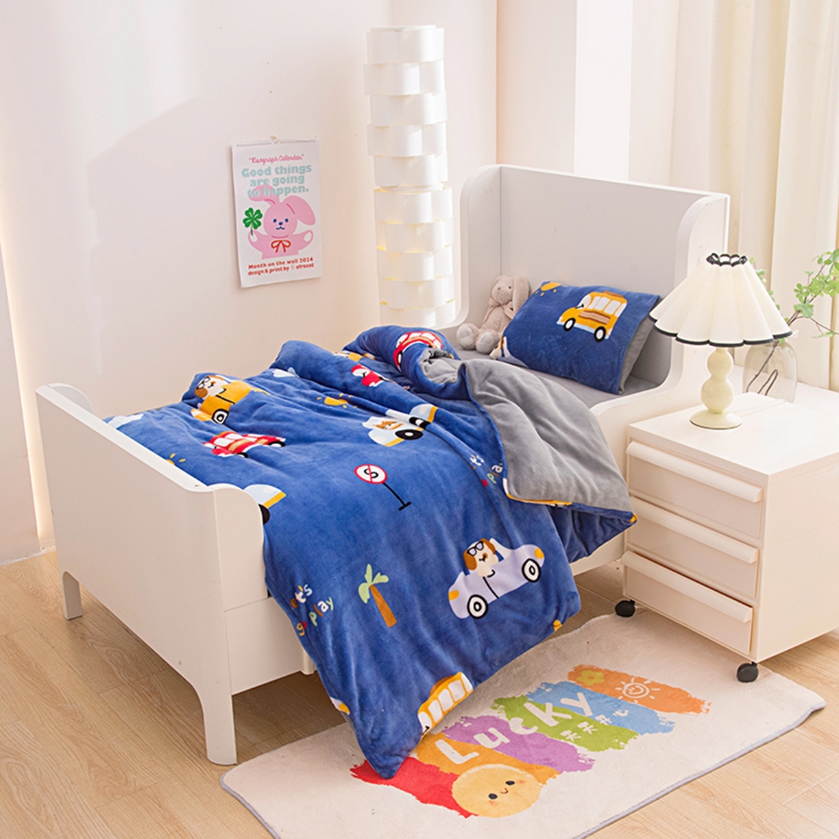 91家纺网 家纺一手货源 找家纺 萌宝家纺 2025新款加厚儿童牛奶绒被套幼儿园保暖三件套 汽车-蓝灰