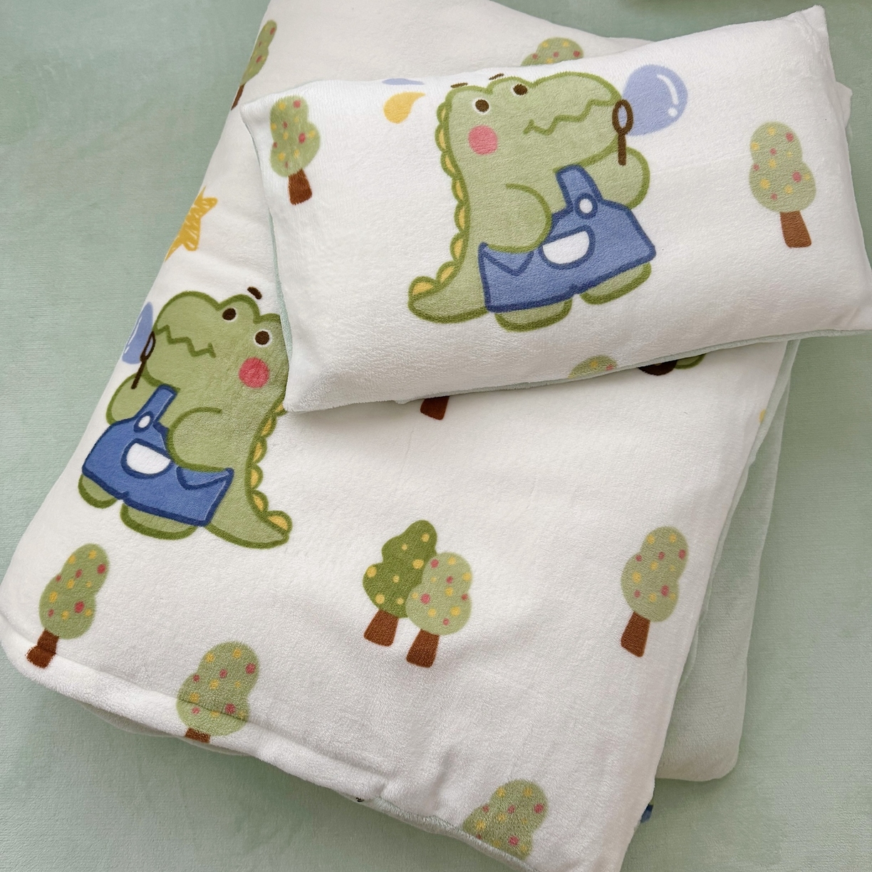 91家纺网 家纺一手货源 找家纺 萌宝家纺 2025新款加厚儿童牛奶绒被套幼儿园保暖三件套 恐龙奇奇