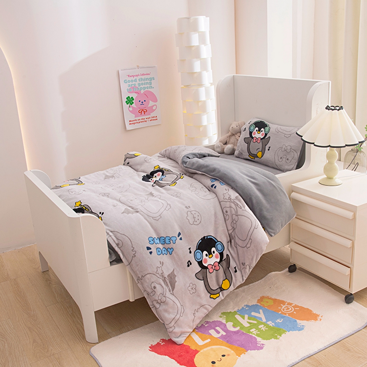 91家纺网 家纺一手货源 找家纺 萌宝家纺 2025新款加厚儿童牛奶绒被套幼儿园保暖三件套 小企鹅