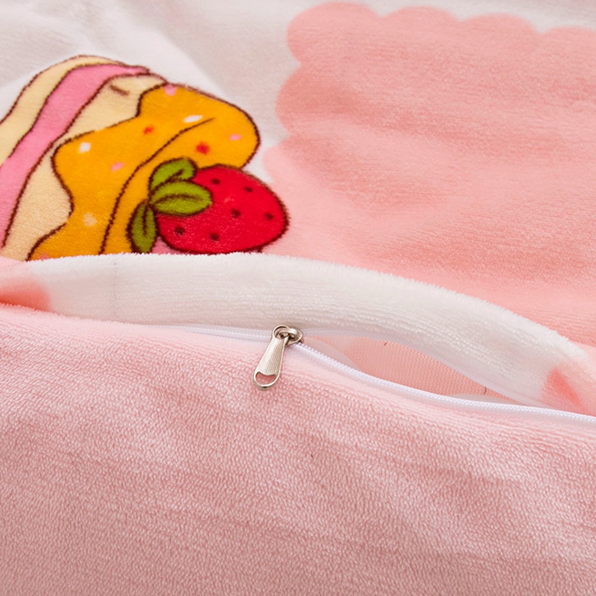 91家纺网 家纺一手货源 找家纺 萌宝家纺 2025新款加厚儿童牛奶绒被套幼儿园保暖三件套 蛋糕兔子