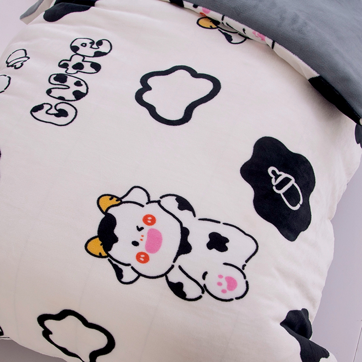 91家纺网 家纺一手货源 找家纺 萌宝家纺 2025新款加厚儿童牛奶绒被套幼儿园保暖三件套 奶牛