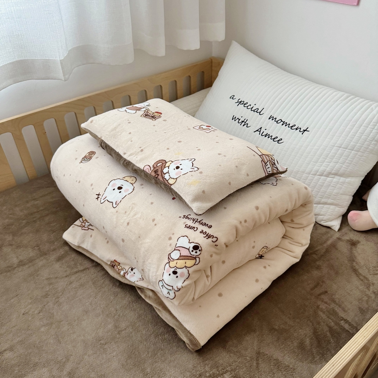 91家纺网 家纺一手货源 找家纺 萌宝家纺 2025新款加厚儿童牛奶绒被套幼儿园保暖三件套 小熊奶咖