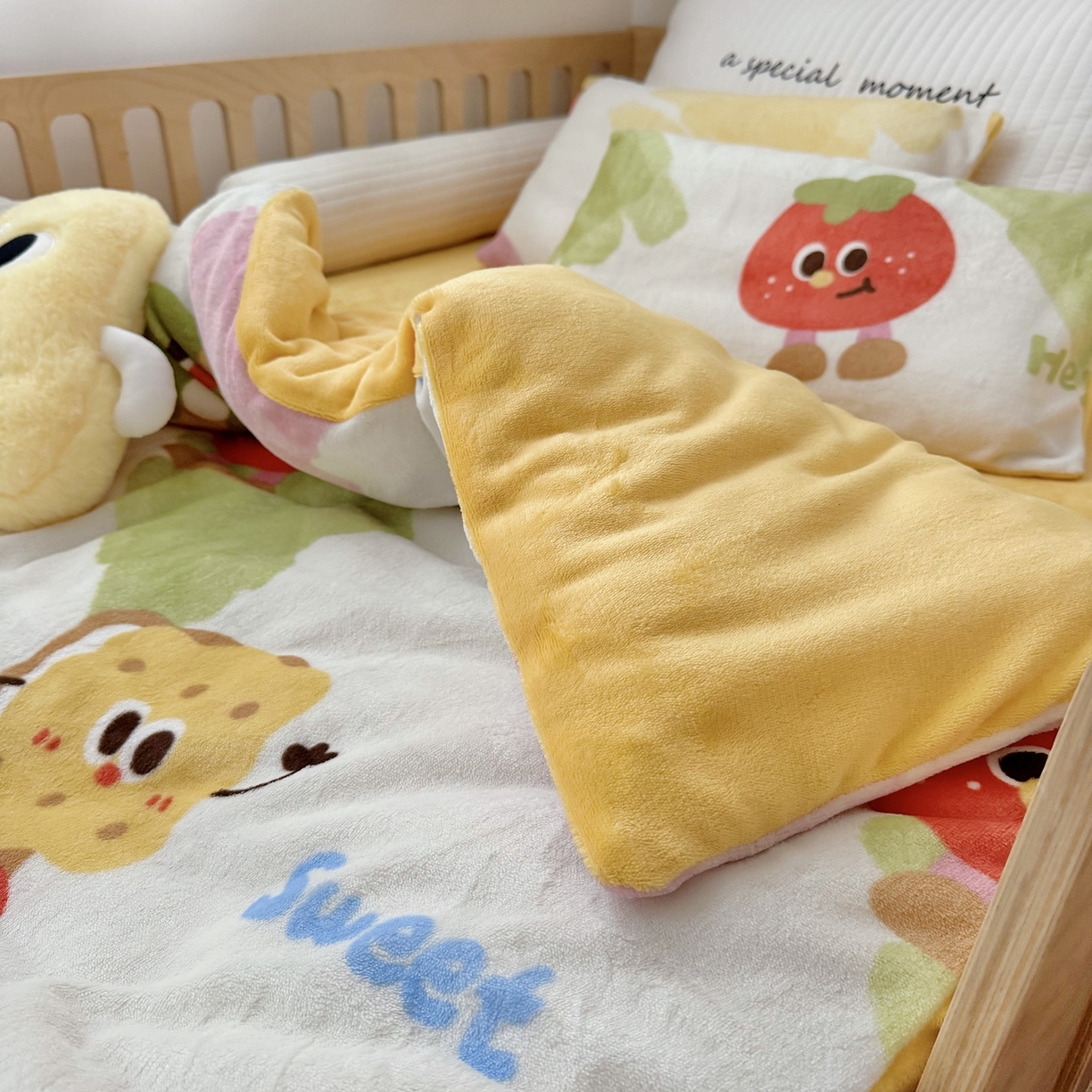 91家纺网 家纺一手货源 找家纺 萌宝家纺 2025新款加厚儿童牛奶绒被套幼儿园保暖三件套 卡通草莓
