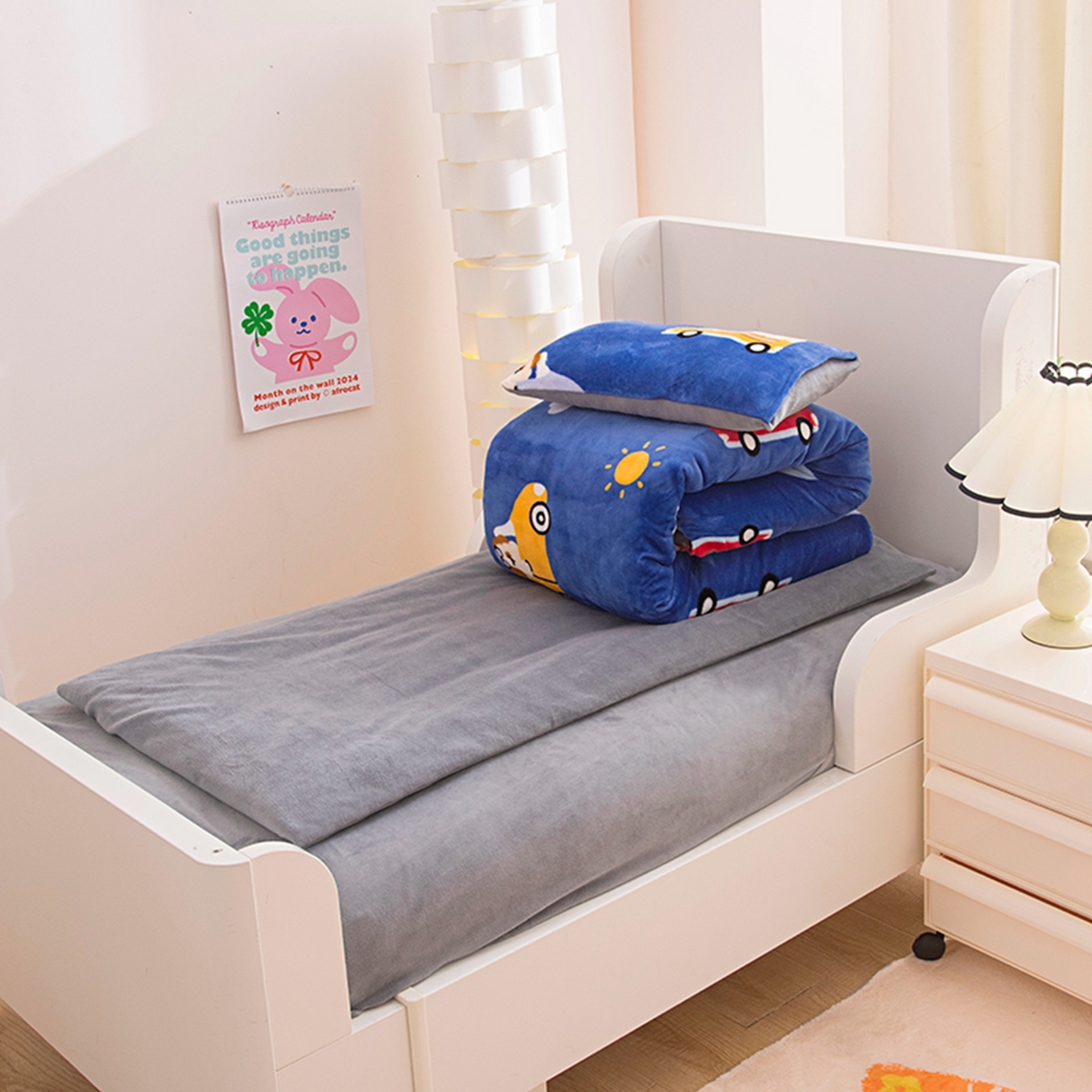 91家纺网 家纺一手货源 找家纺 萌宝家纺 2025新款加厚儿童牛奶绒被套幼儿园保暖三件套 汽车-蓝灰