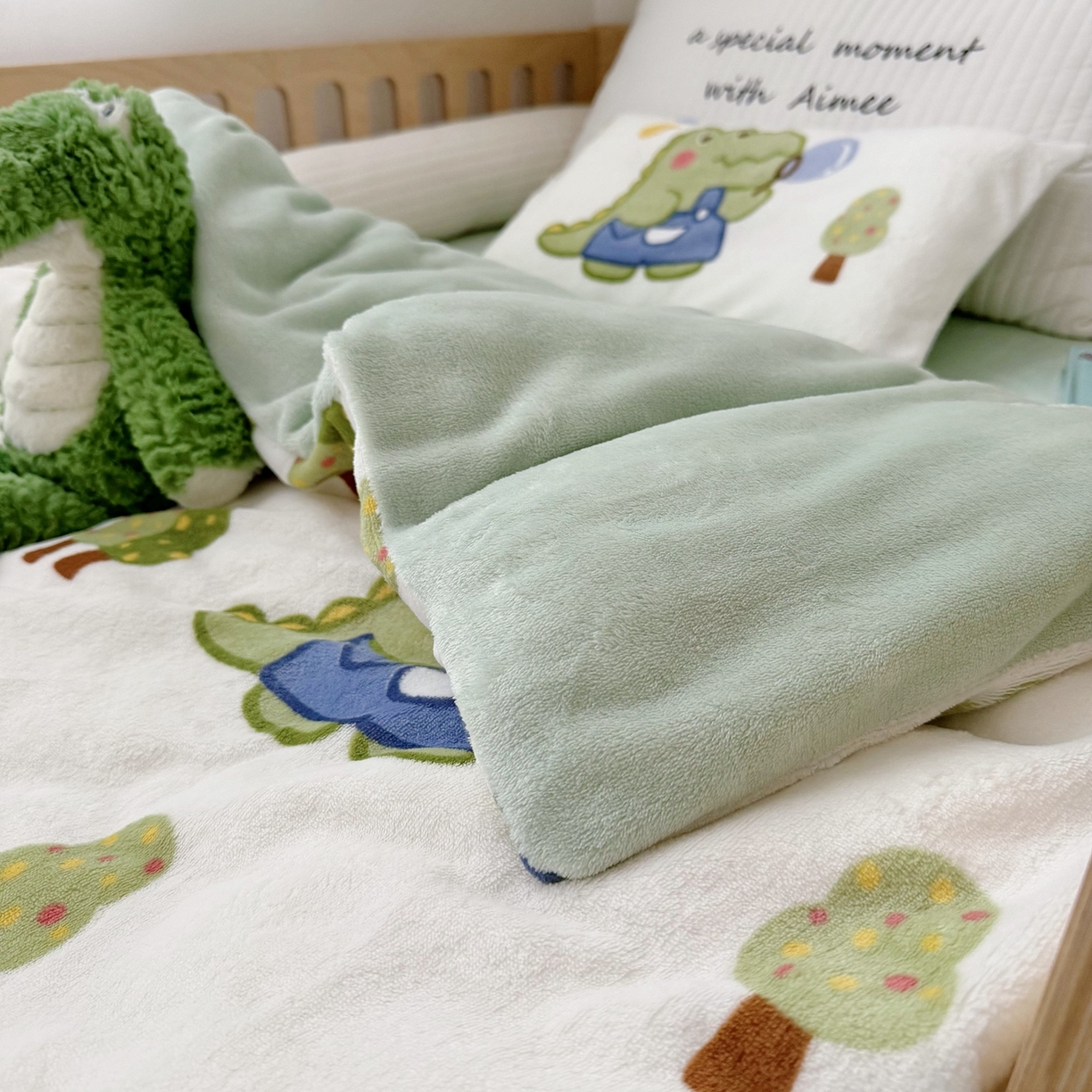 91家纺网 家纺一手货源 找家纺 萌宝家纺 2025新款加厚儿童牛奶绒被套幼儿园保暖三件套 恐龙奇奇