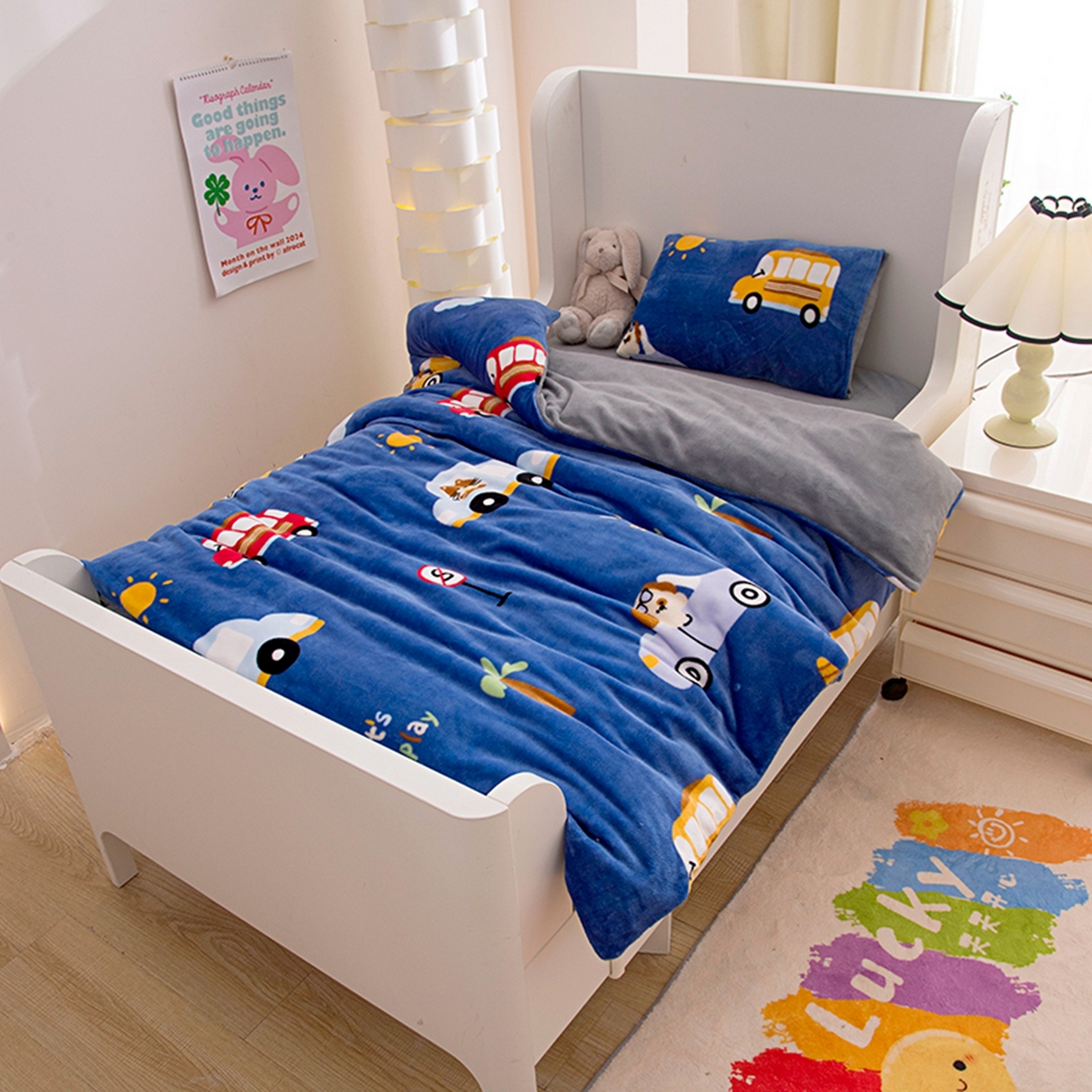 91家纺网 家纺一手货源 找家纺 萌宝家纺 2025新款加厚儿童牛奶绒被套幼儿园保暖三件套 汽车-蓝灰
