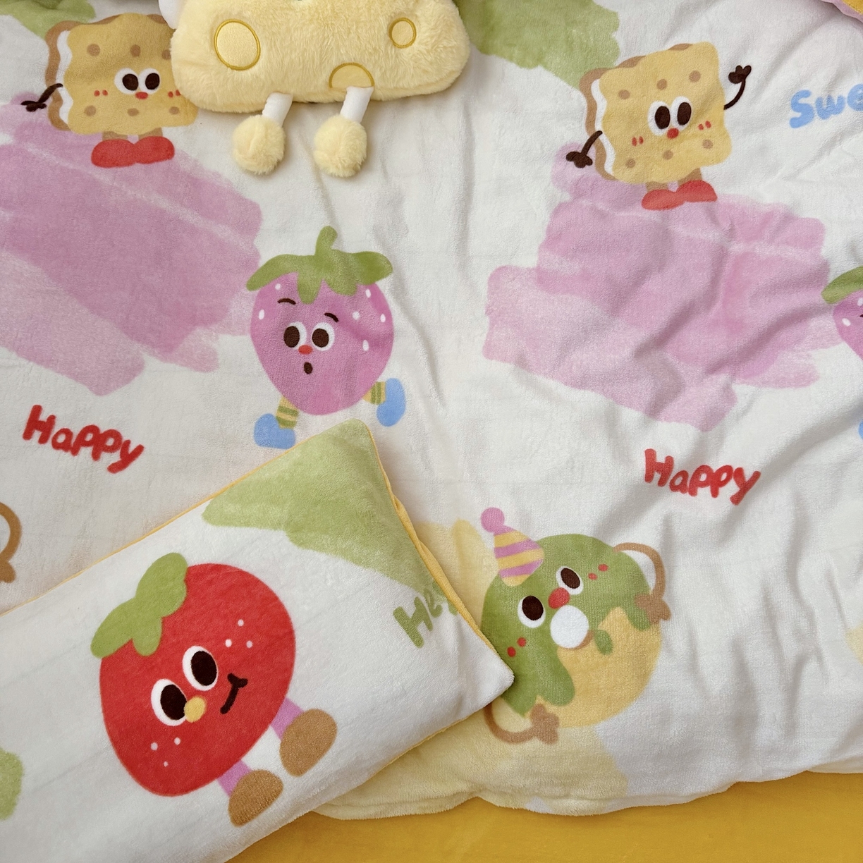 91家纺网 家纺一手货源 找家纺 萌宝家纺 2025新款加厚儿童牛奶绒被套幼儿园保暖三件套 卡通草莓