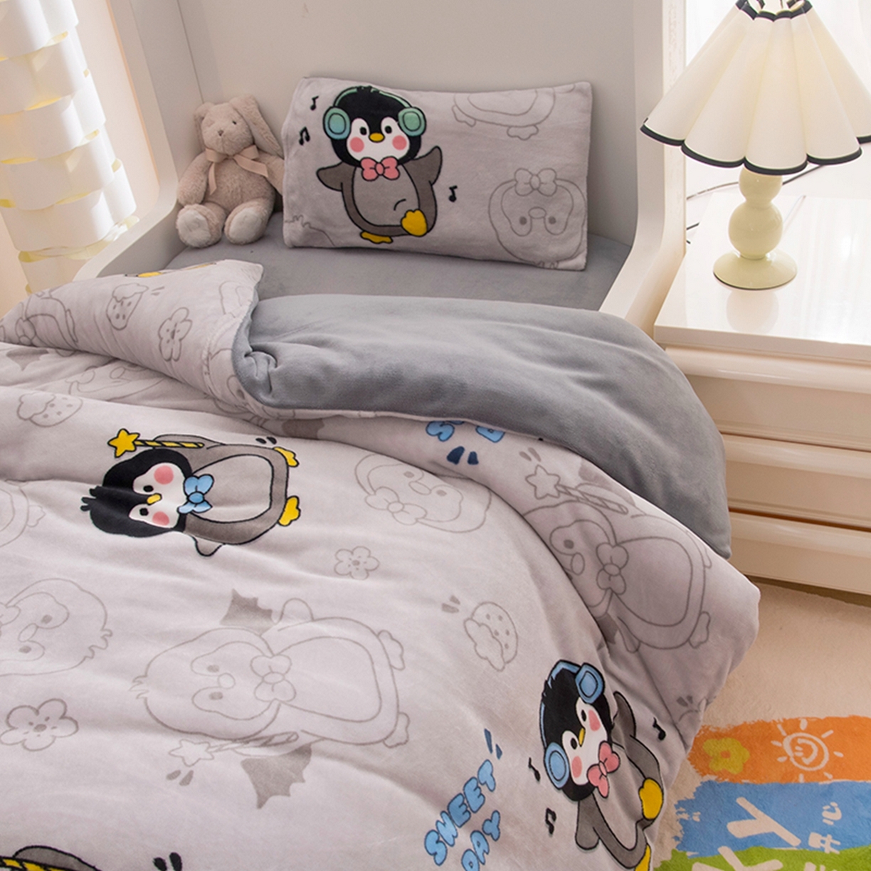 91家纺网 家纺一手货源 找家纺 萌宝家纺 2025新款加厚儿童牛奶绒被套幼儿园保暖三件套 小企鹅