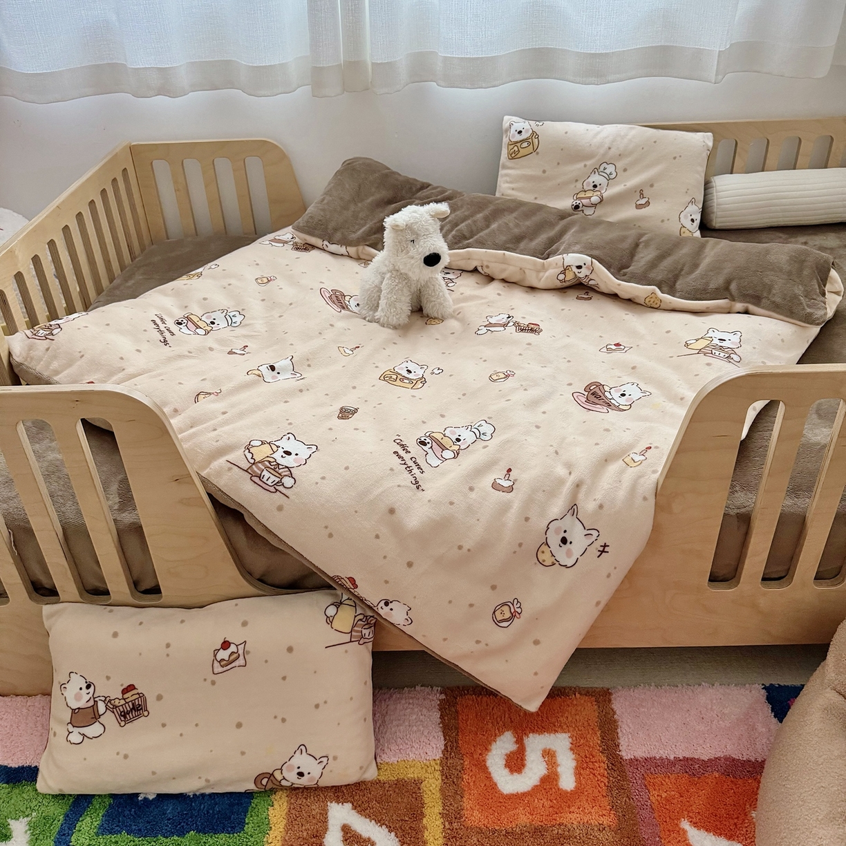 91家纺网 家纺一手货源 找家纺 萌宝家纺 2025新款加厚儿童牛奶绒被套幼儿园保暖三件套 小熊奶咖