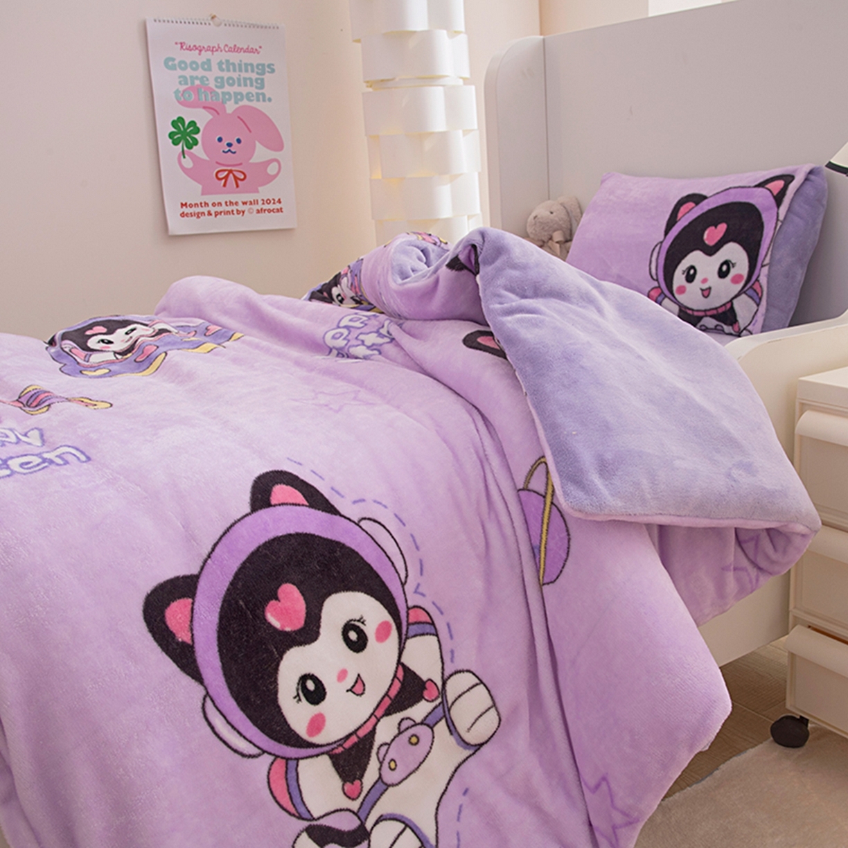 91家纺网 家纺一手货源 找家纺 萌宝家纺 2025新款加厚儿童牛奶绒被套幼儿园保暖三件套 紫色精灵