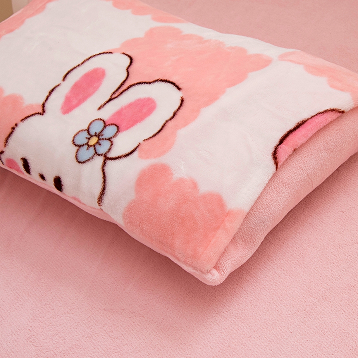 91家纺网 家纺一手货源 找家纺 萌宝家纺 2025新款加厚儿童牛奶绒被套幼儿园保暖三件套 蛋糕兔子