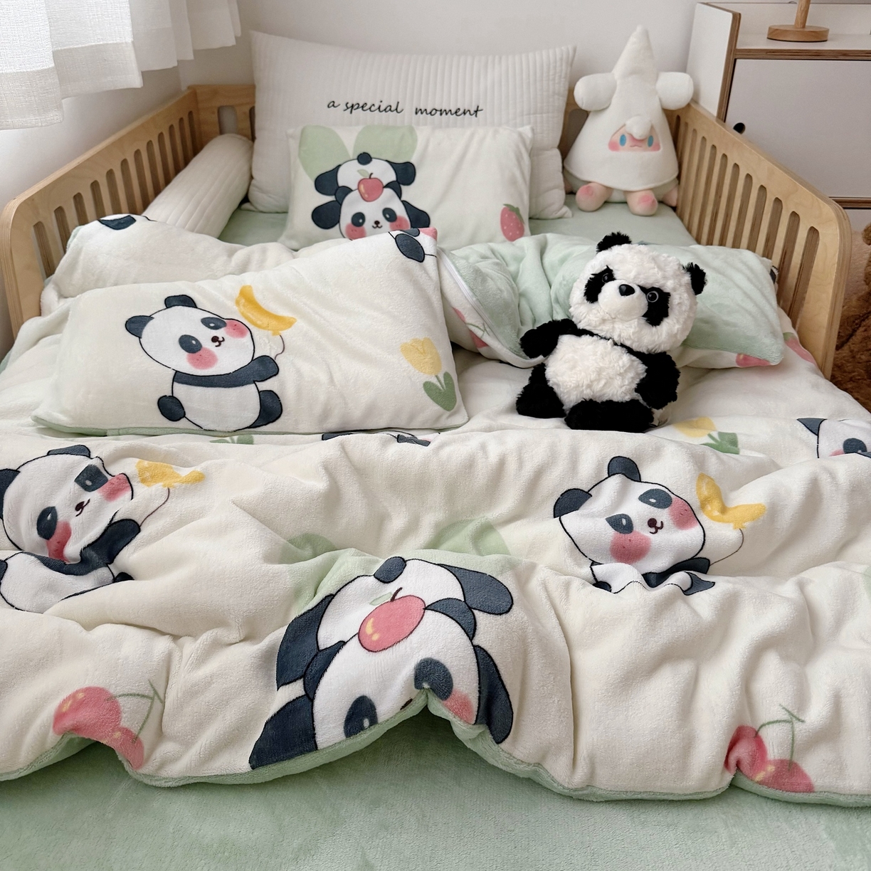 91家纺网 家纺一手货源 找家纺 萌宝家纺 2025新款加厚儿童牛奶绒被套幼儿园保暖三件套 调皮熊猫