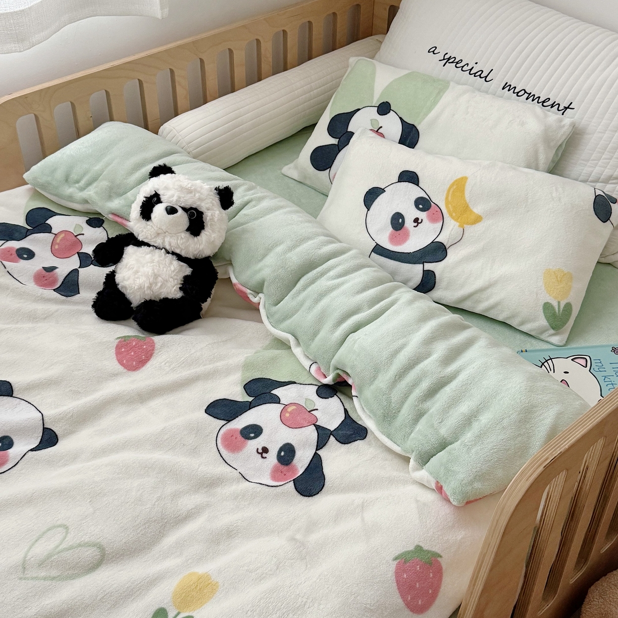 91家纺网 家纺一手货源 找家纺 萌宝家纺 2025新款加厚儿童牛奶绒被套幼儿园保暖三件套 调皮熊猫